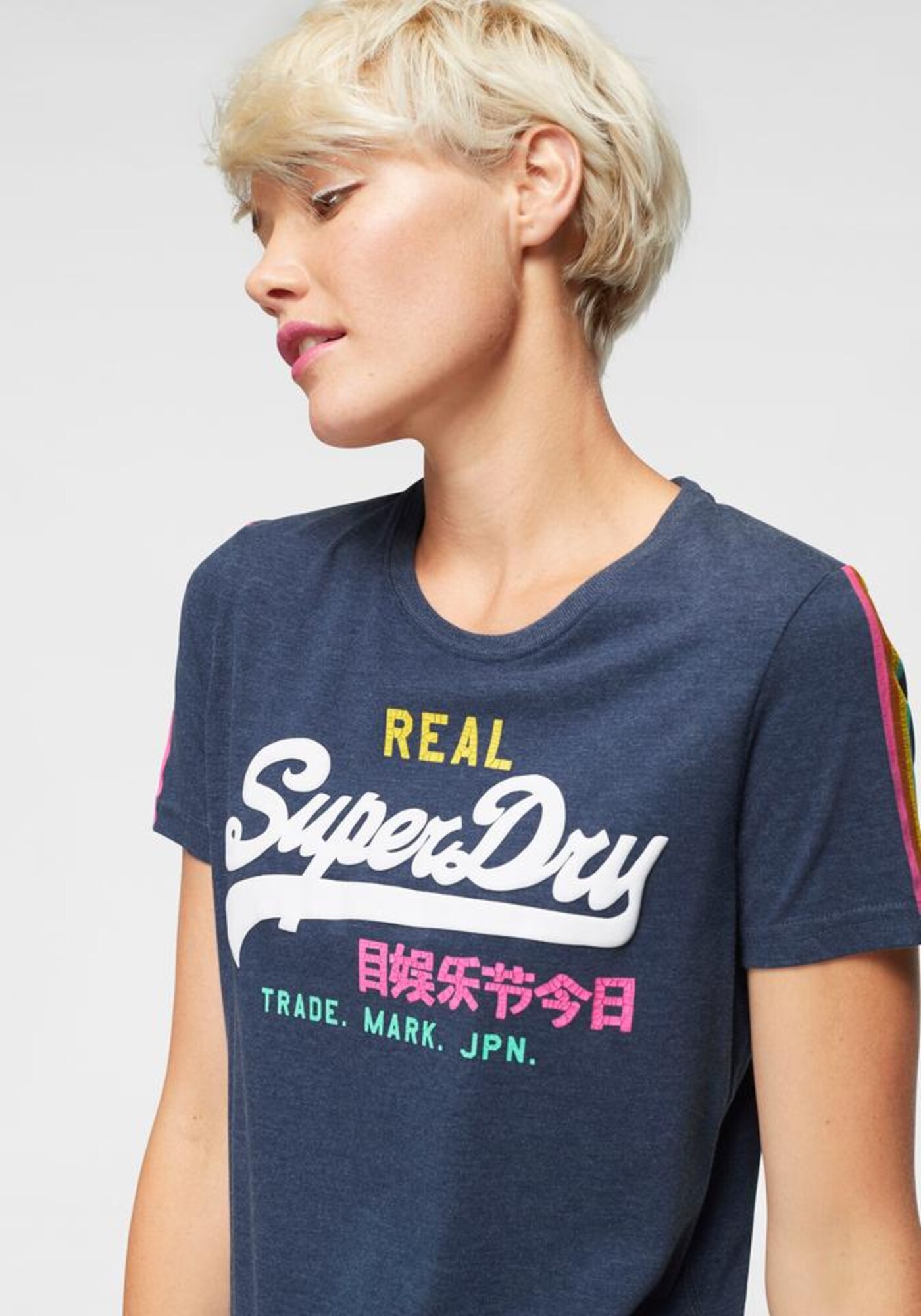 Superdry Dames Shirt V Logo Sleeve Stripe Entry Navy Geel Pink Wit superdry kopen in de aanbieding