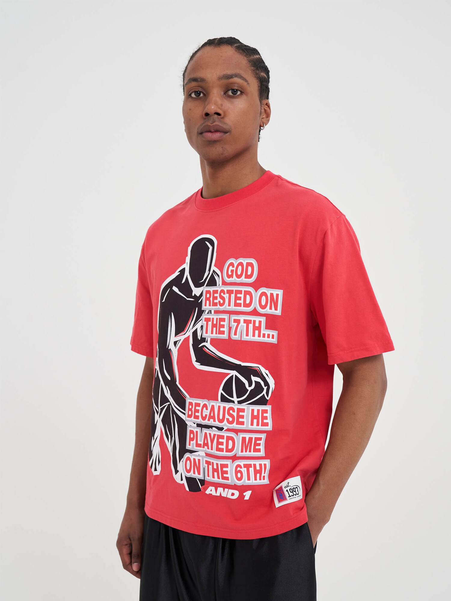AND1 Camiseta 'Rested On The 7Th Trash Talk' gris claro / rojo / negro / blanco – imagen 3