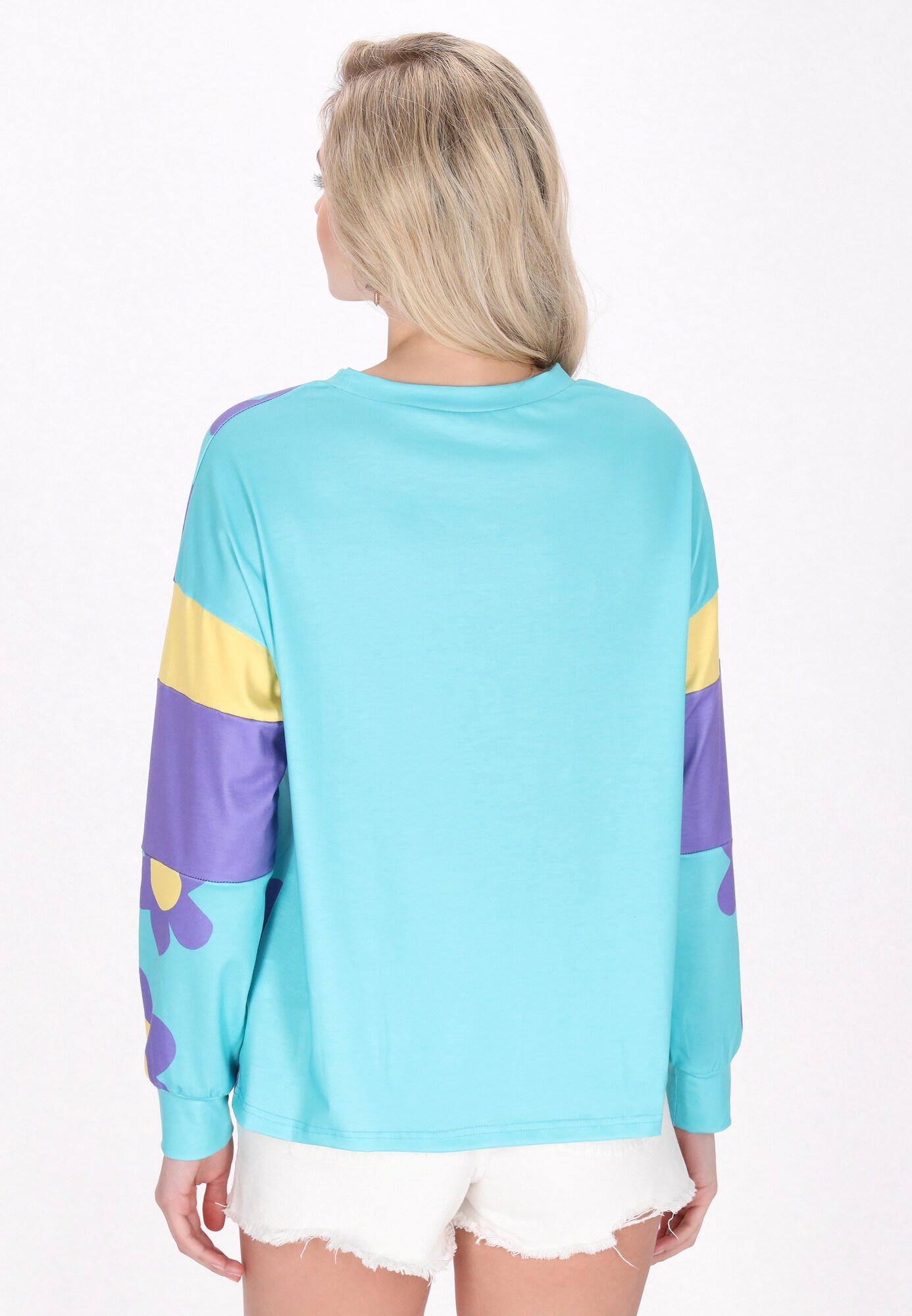 Thumbnail - IZIA Sweatshirt Fashion Look