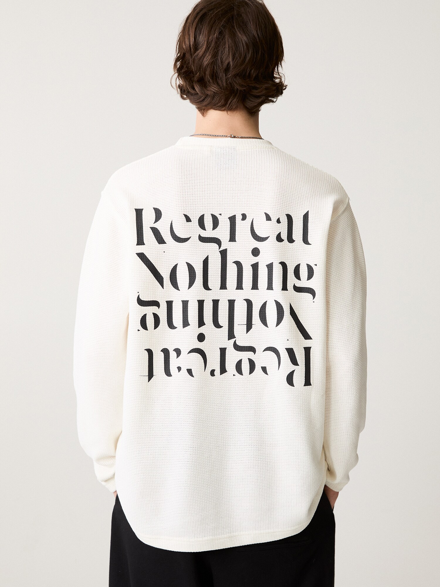 Pull&Bear Tréning póló 'REGRET NOTHING'  fekete / fehér termék 2. képe