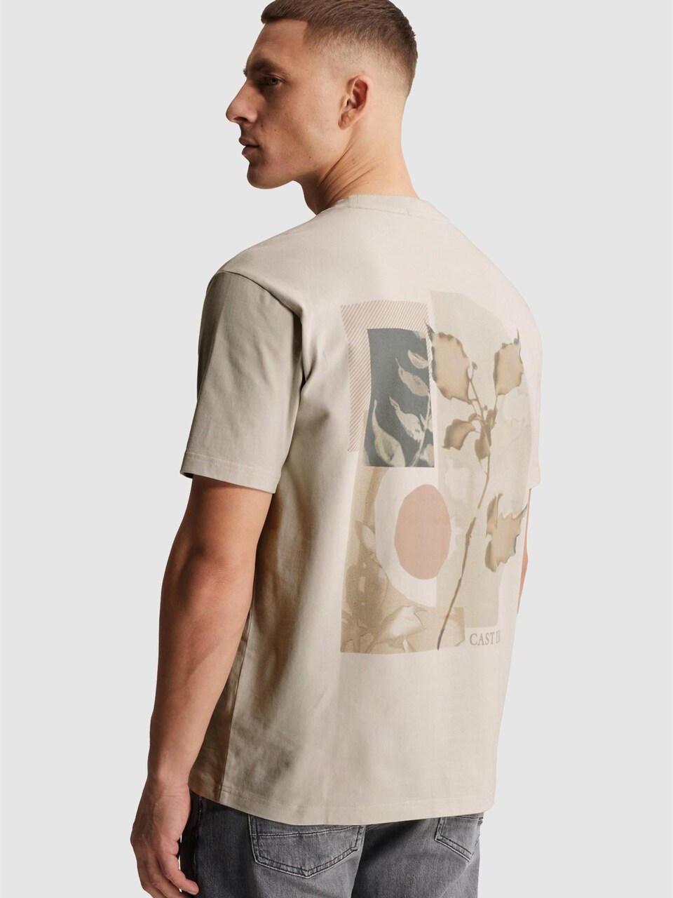 T-shirt 'T-shirt in jersey with off-placed logo'