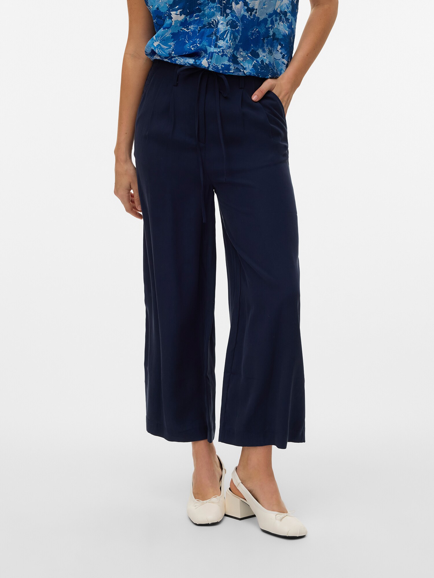 VERO MODA Élére vasalt nadrágok 'VMTANYA HW 7/8 WIDE PANTS BOO' tengerészkék termék 2. képe