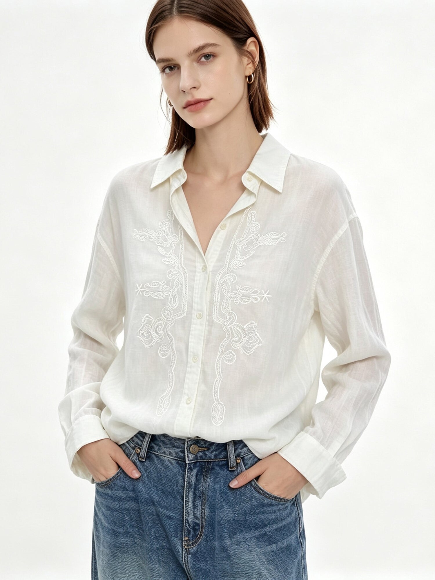 T-shirt 'Oversize-Leinenbluse mit floraler Stickerei und Perlendetails'