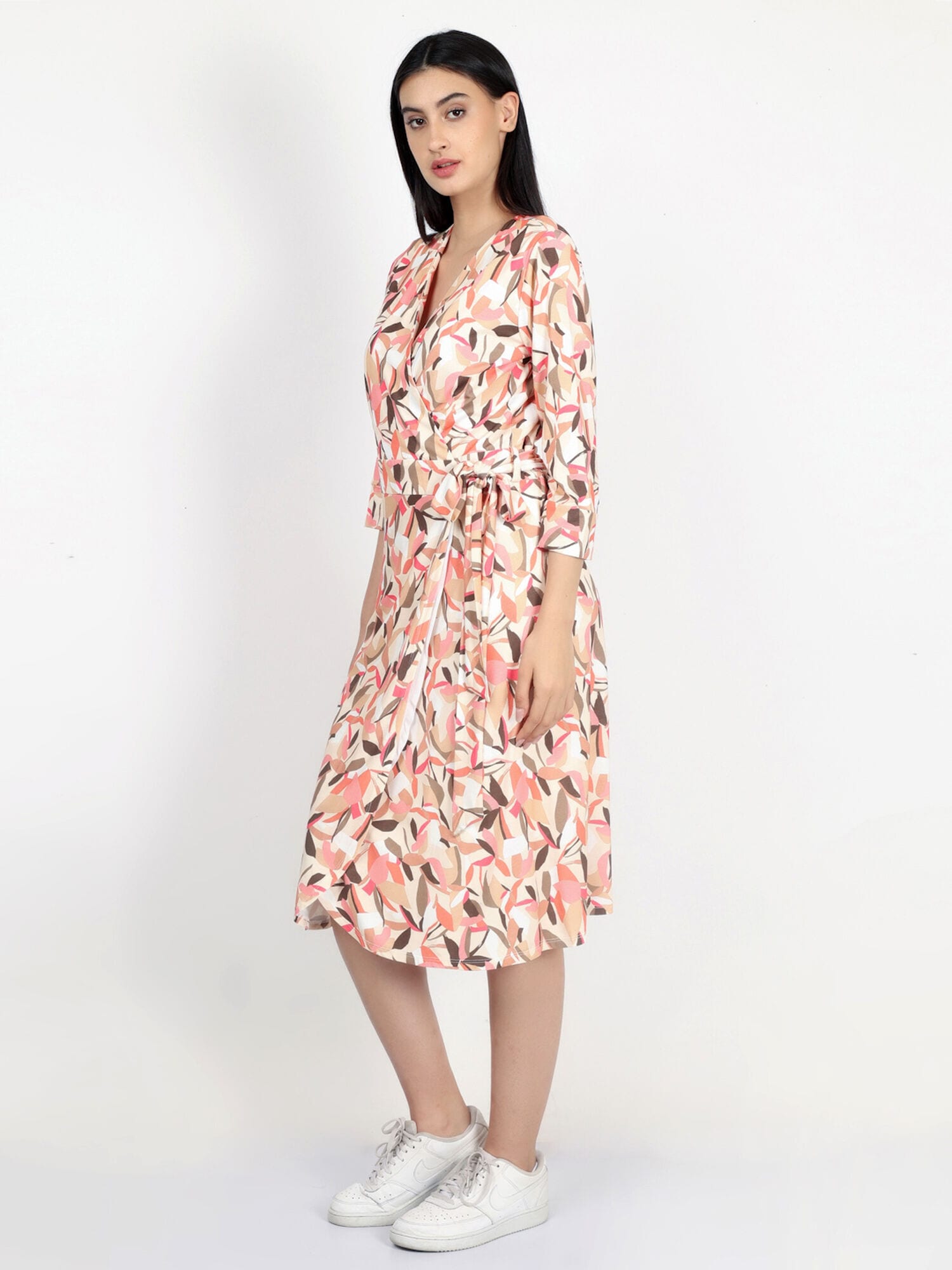 Thumbnail - VICCI Germany Jerseykleid in femininer Wickel-Optik, Model trägt Größe 36