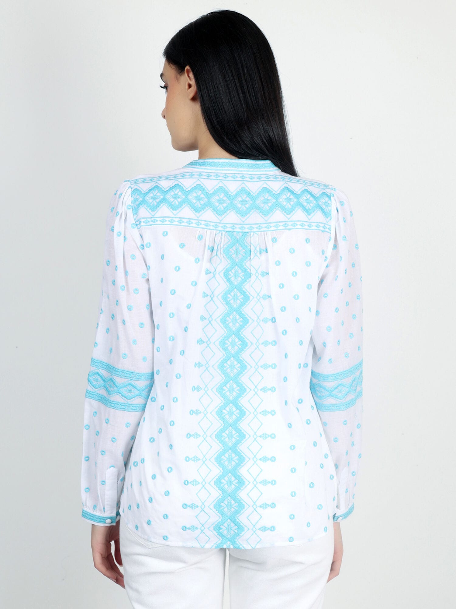 Thumbnail - VICCI Germany Baumwollbluse mit wunderschönen Stickereien, Model trägt Größe 36