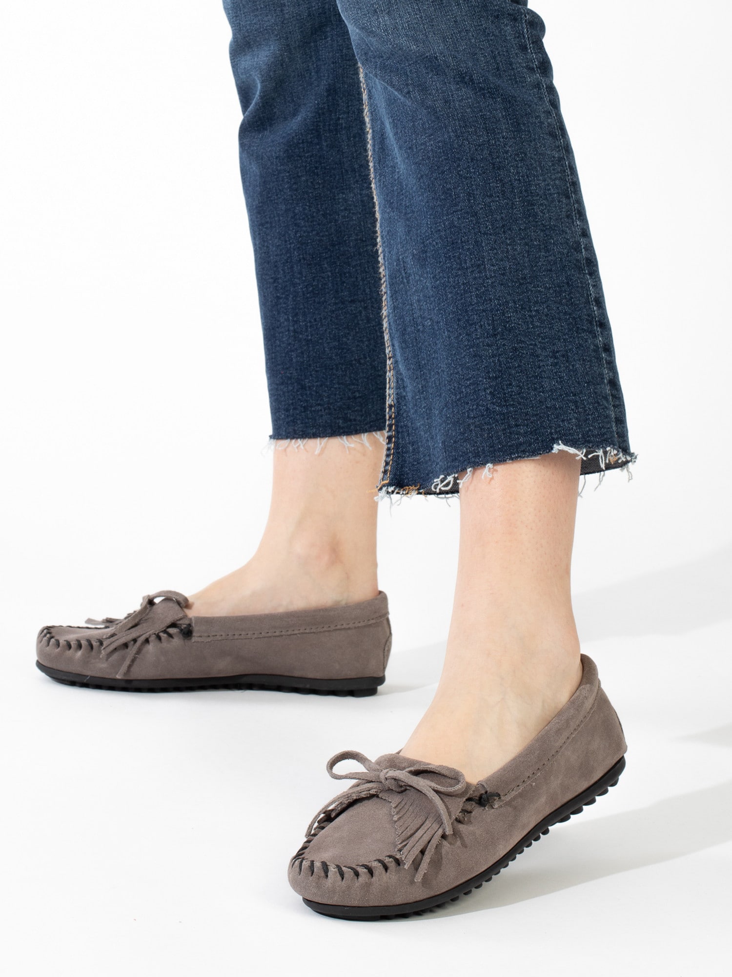 Minnetonka Mokaszin 'Kilty'  szürke termék 2. képe