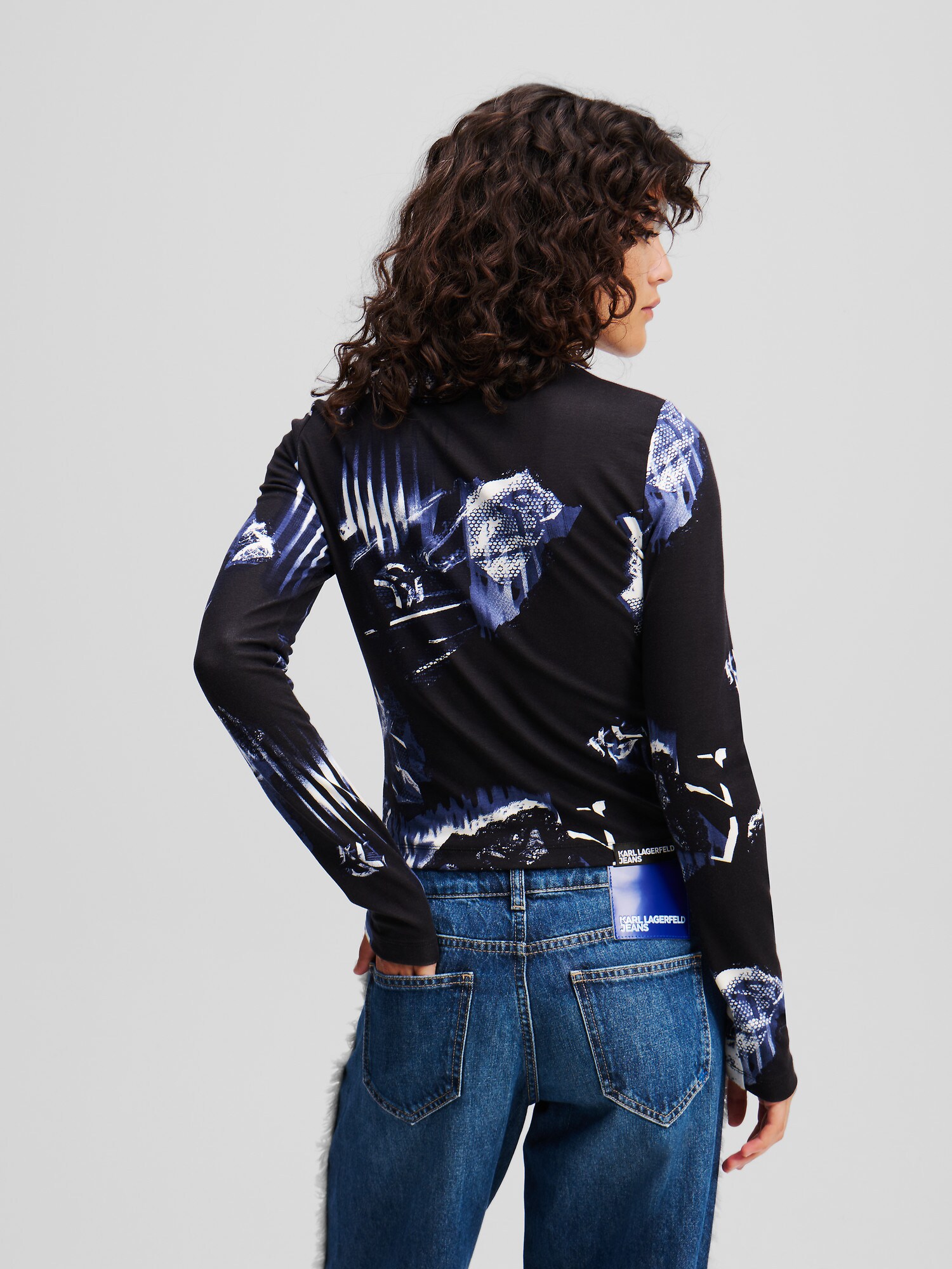 KARL LAGERFELD JEANS Top ' LANGÄRMLIGES TOP MIT DIGITAL-PRINT '  kék / fekete / fehér termék 2. képe