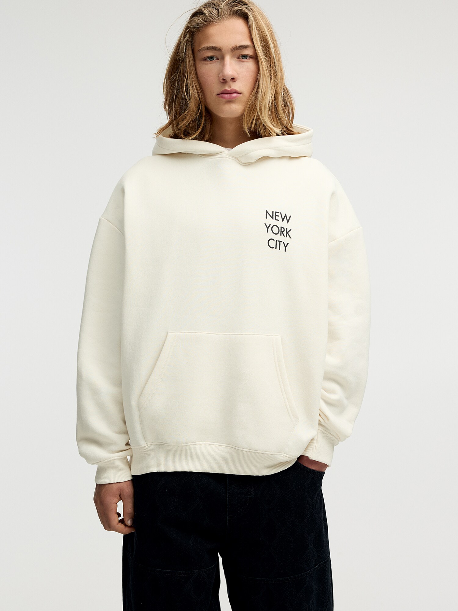 Pull&Bear Tréning póló  ekrü / barna / piros / fekete termék 2. képe