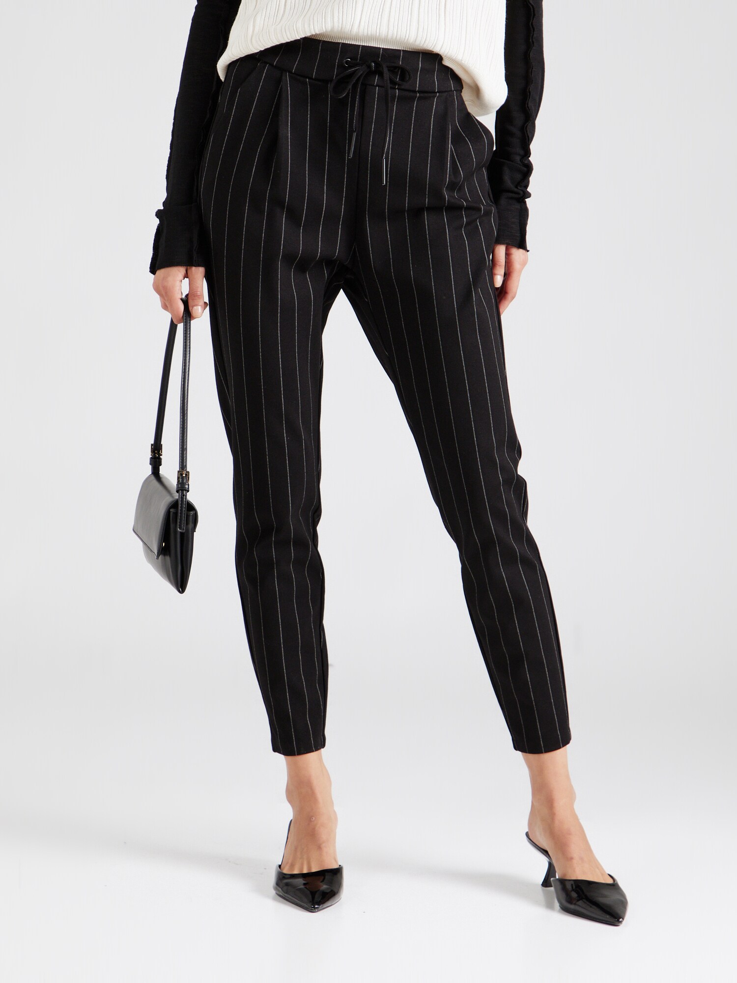 VERO MODA Élére vasalt nadrágok 'VMEVA'  fekete / fehér termék 2. képe