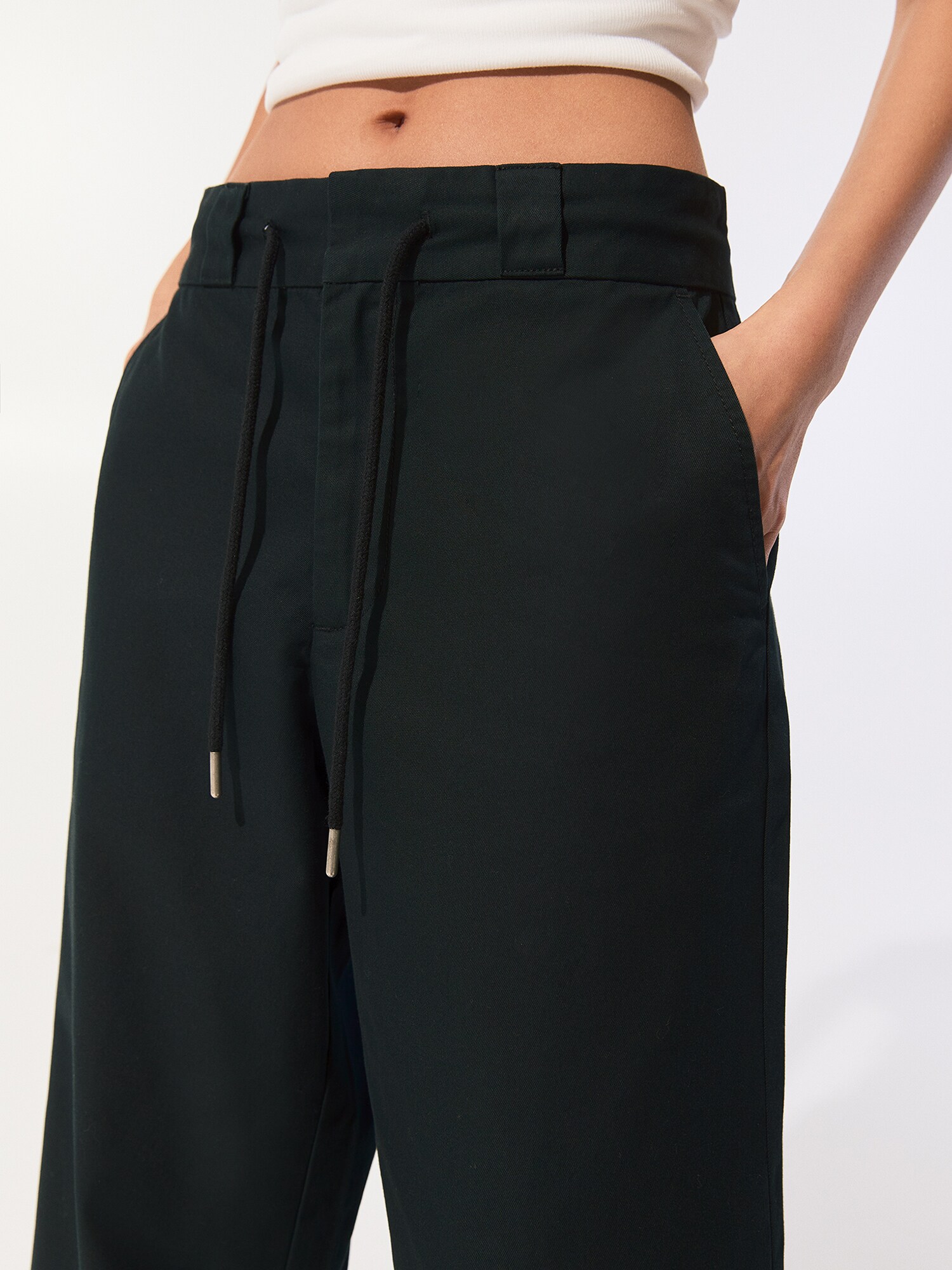 Pull&Bear Chino nohavice čierna (obrázok 5)