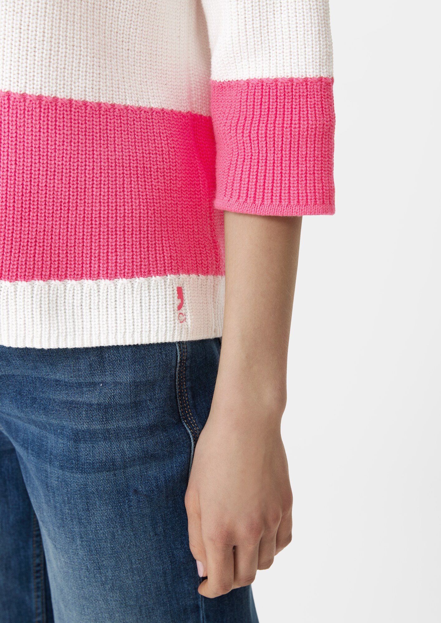 Thumbnail - comma casual identity Pullover