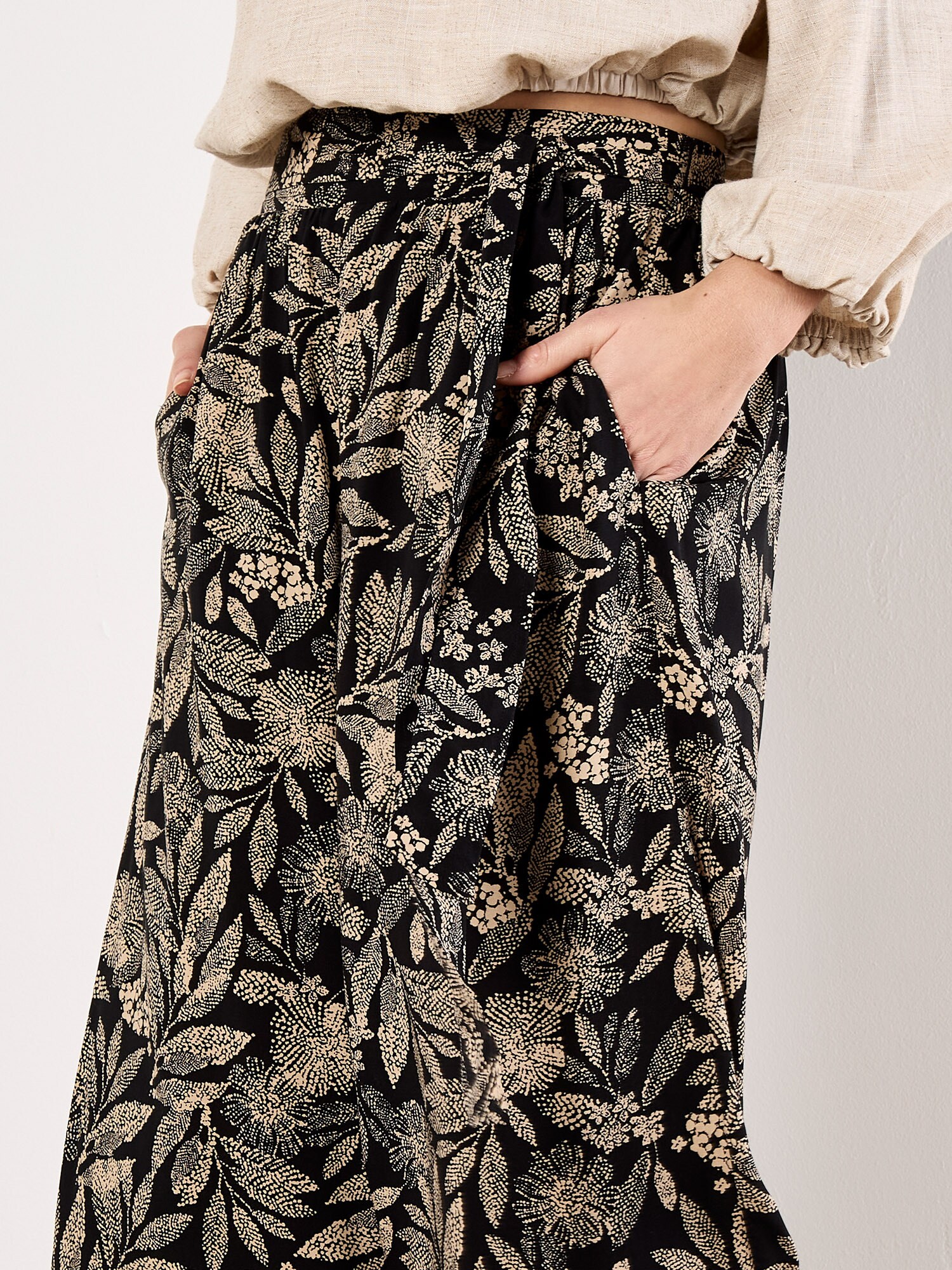 Thumbnail - Batik Leaf Culotte Trousers ' '