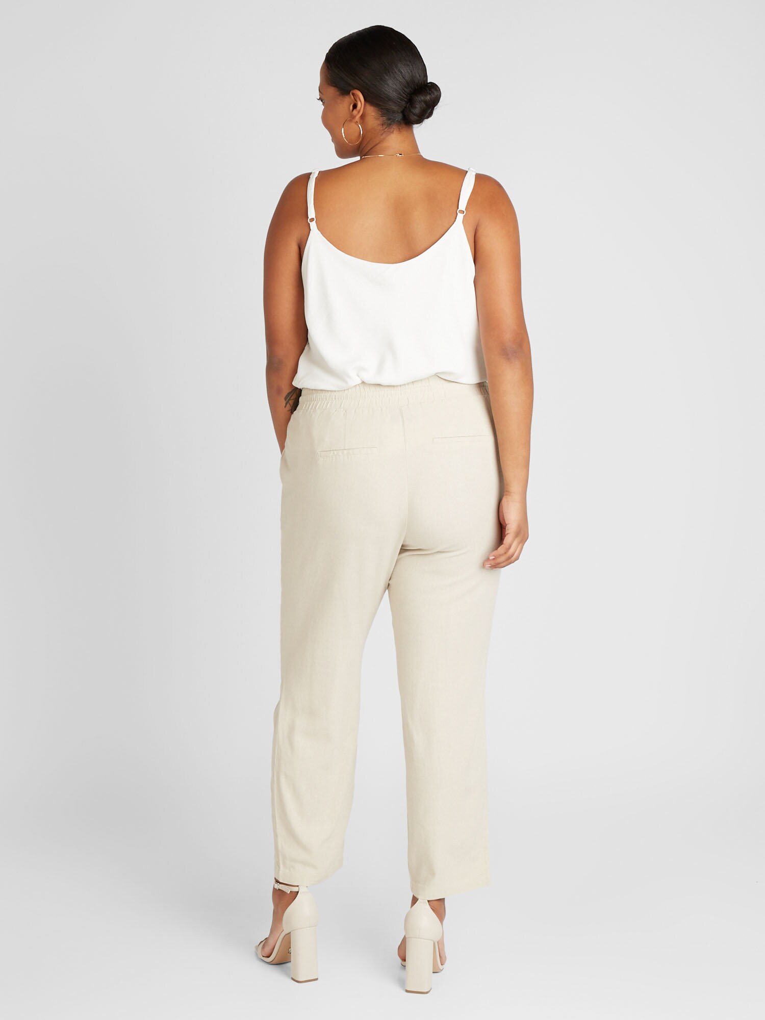 Vero Moda Curve Plisované nohavice 'VMJESMILO' svetlobéžová (obrázok 3)