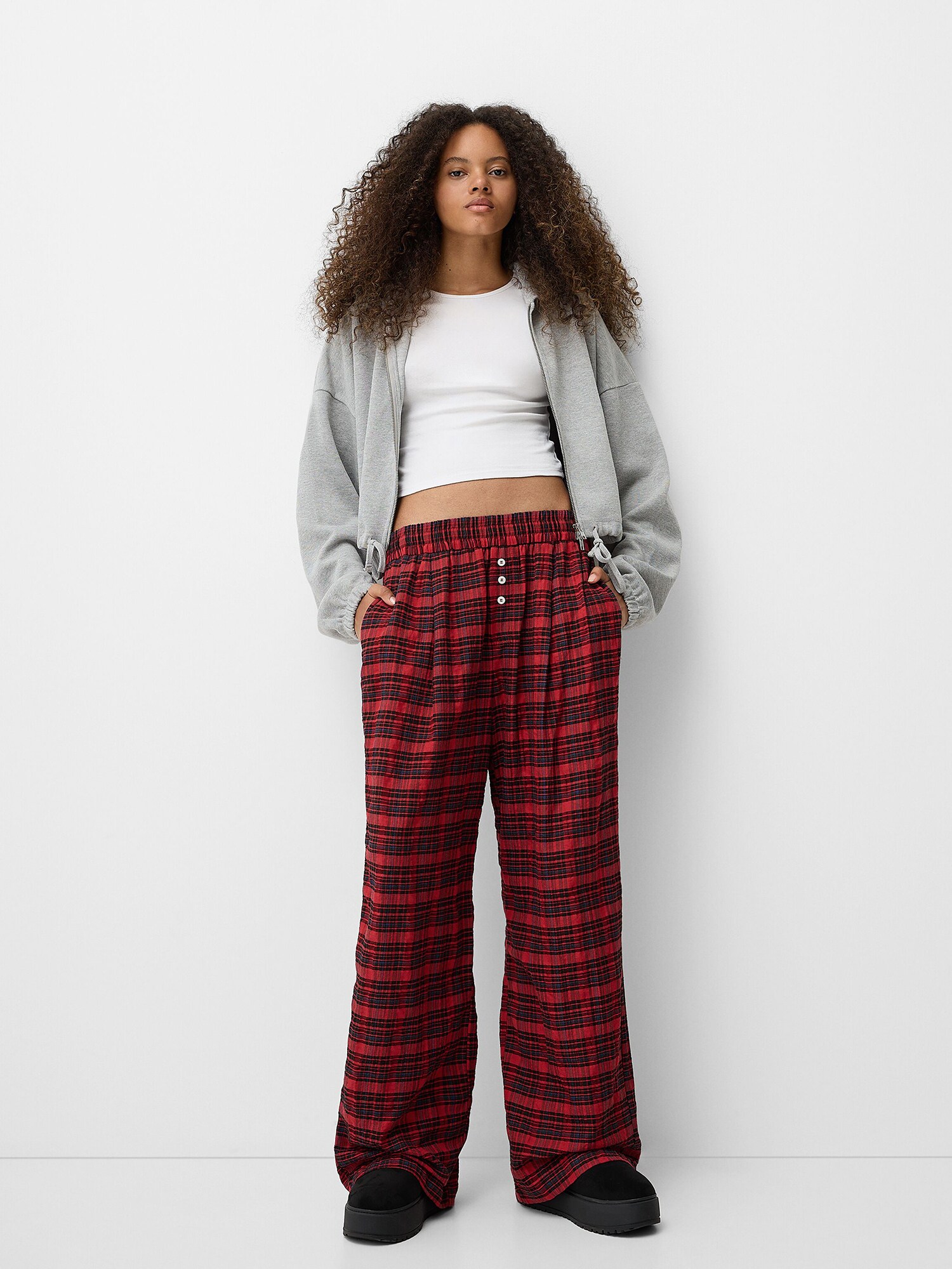 Bershka Élére vasalt nadrágok  sötétkék / piros / fekete termék 2. képe