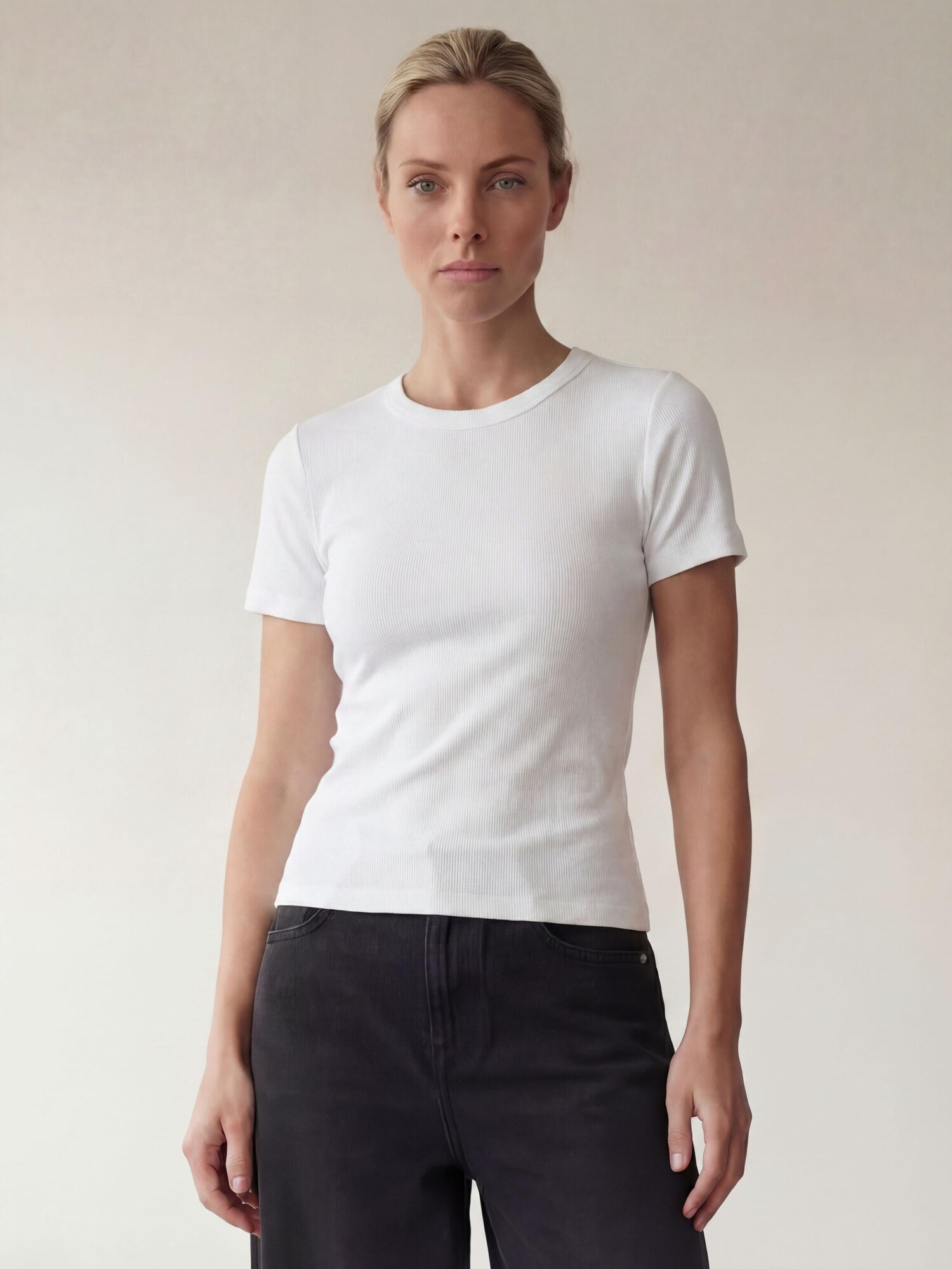 ARMIE Majica 'The Petra Slim-Fit T-shirt - White' bijela