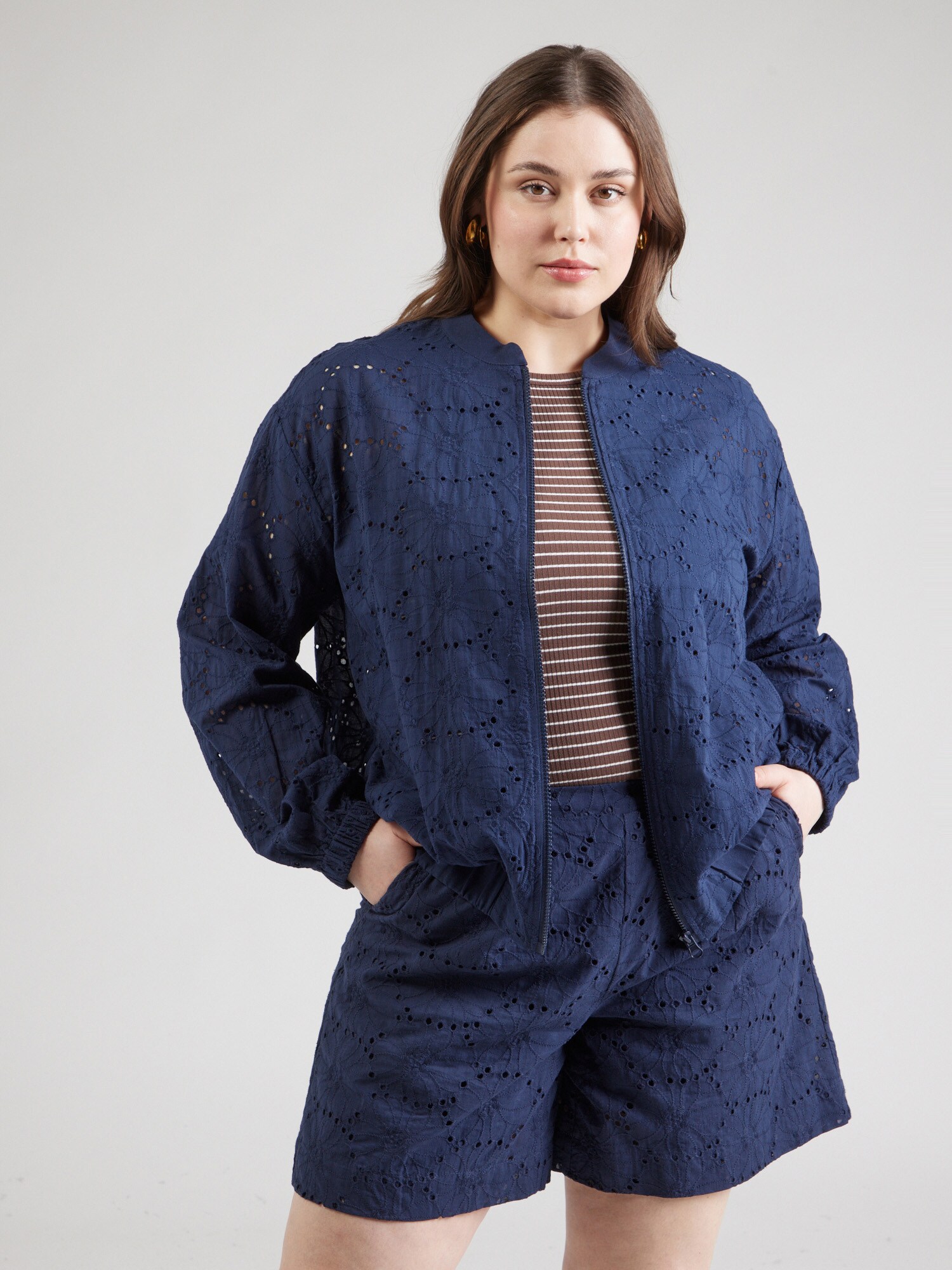 Vero Moda Curve Átmeneti dzseki 'VMCHAY'  tengerészkék termék 2. képe