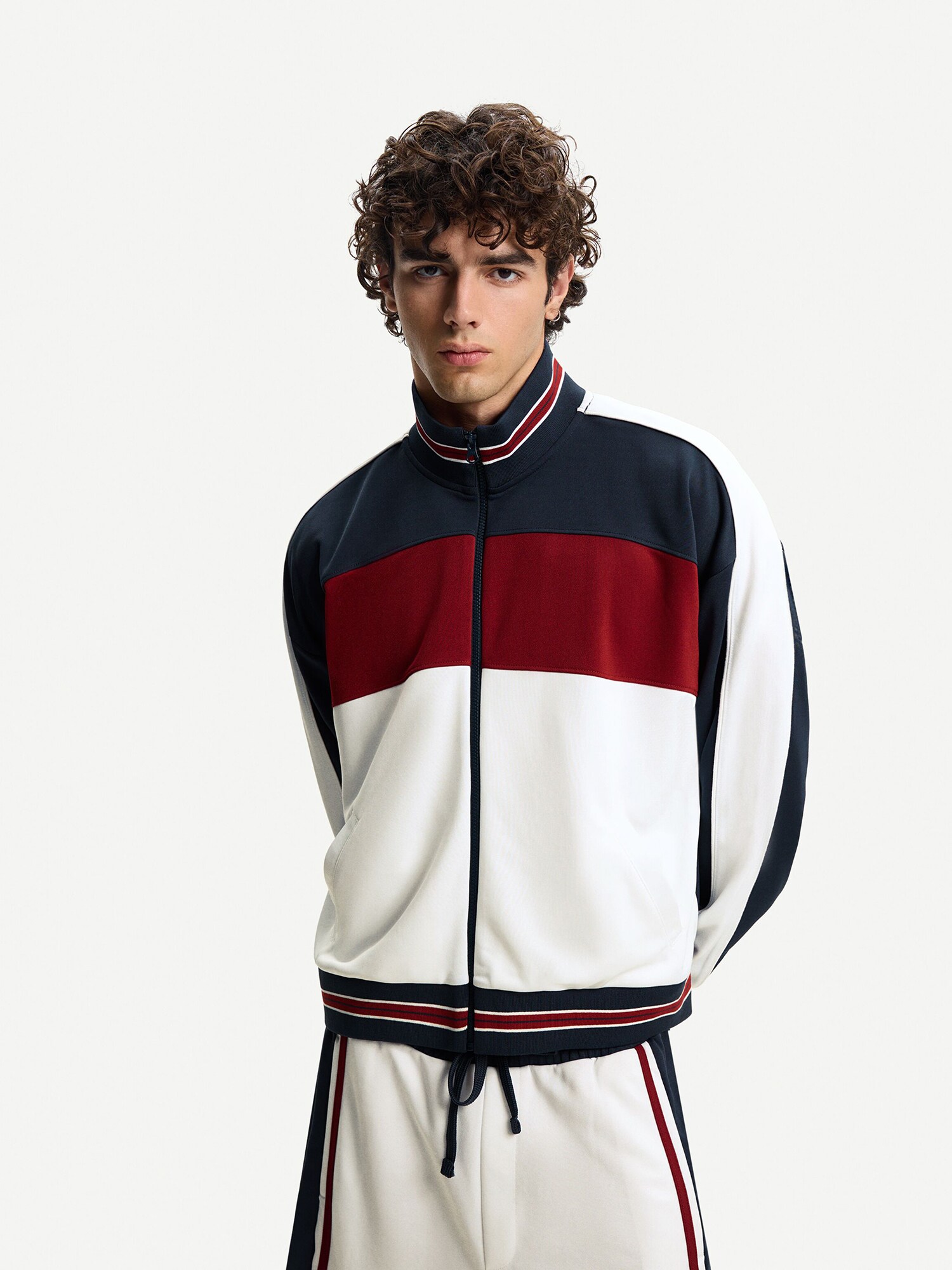 Bershka Tréning dzseki  tengerészkék / vérvörös / piszkosfehér termék 2. képe