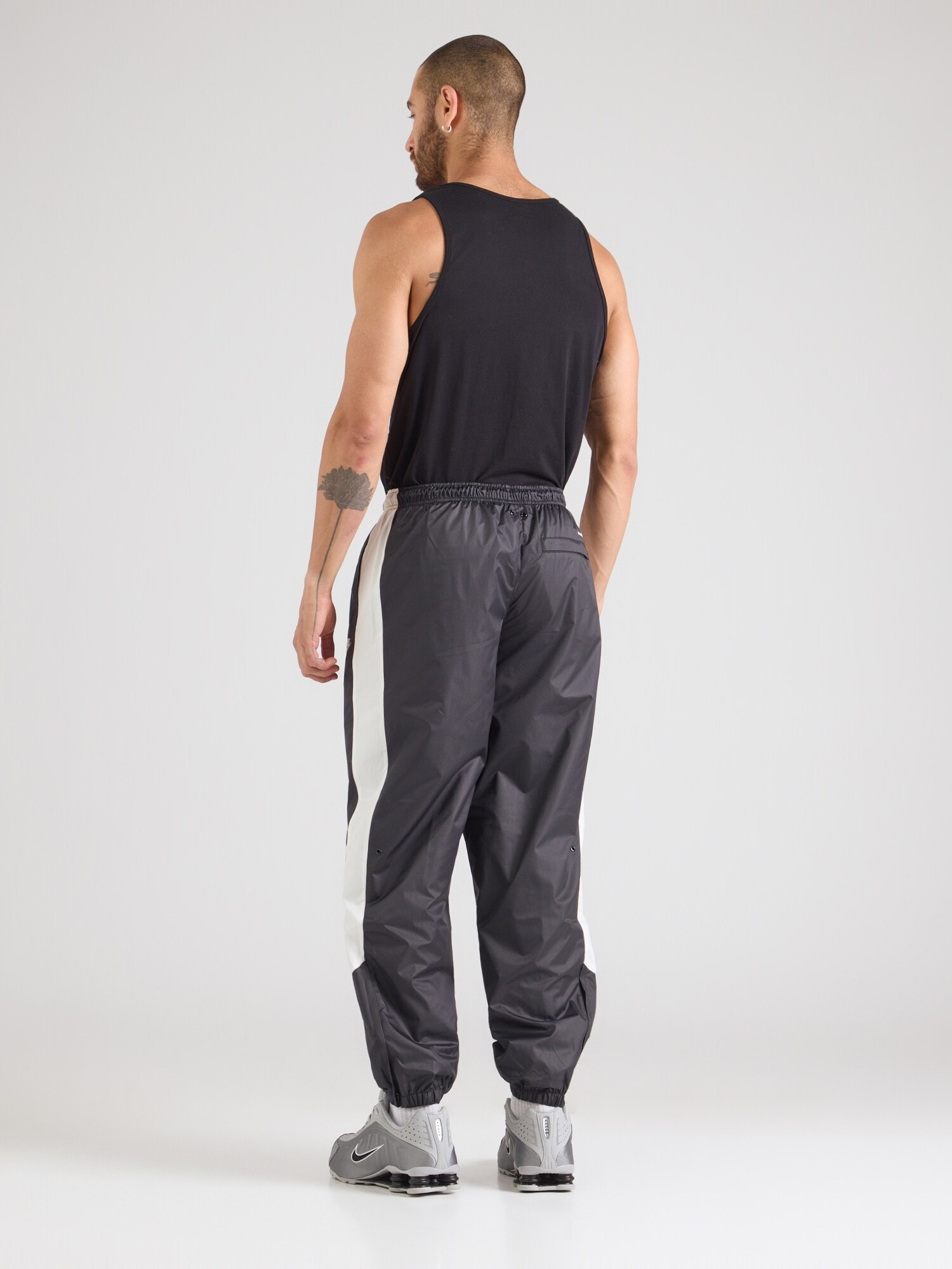 Nike Sportswear Pantalón negro / offwhite – imagen 3