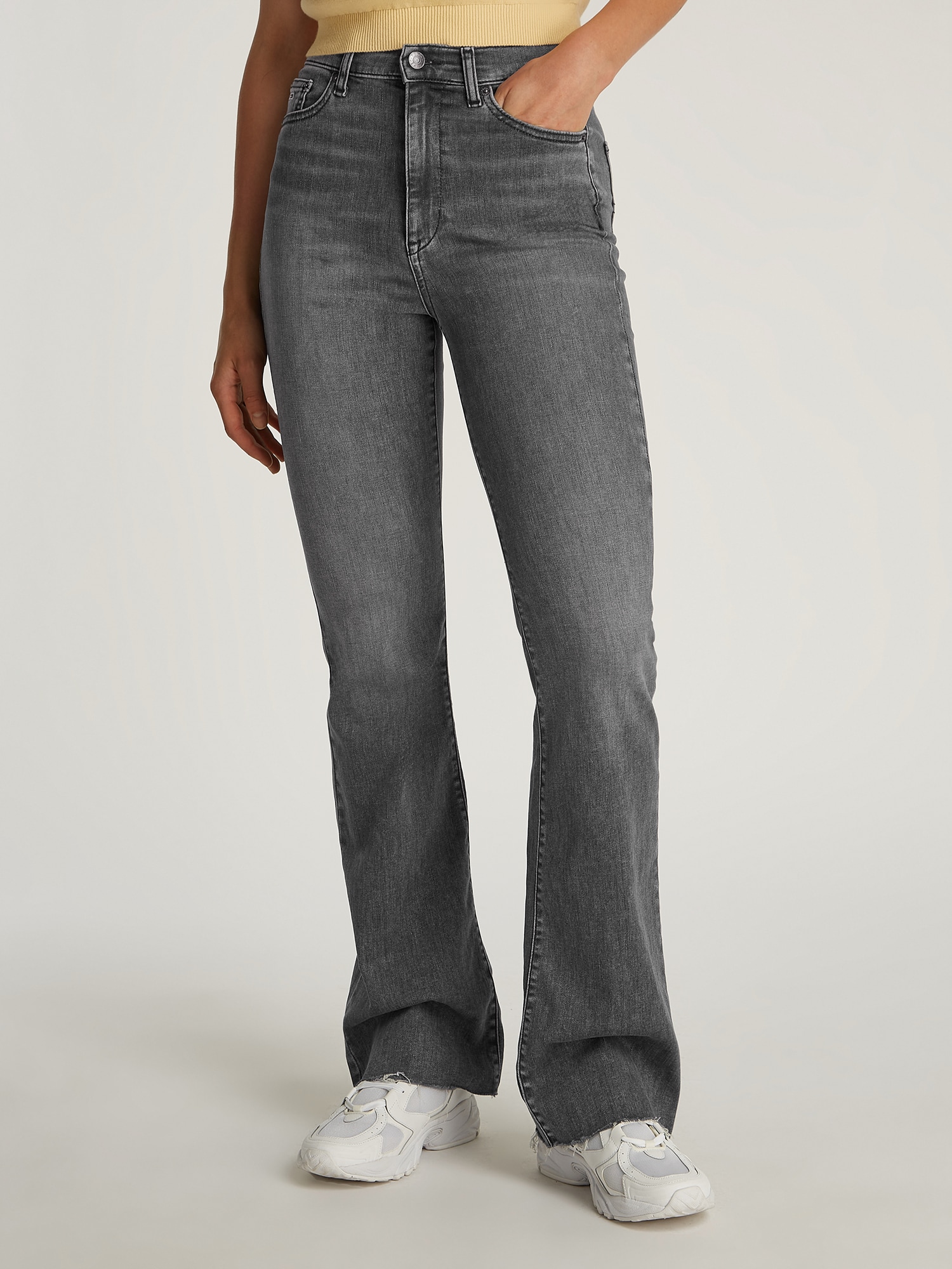 Tommy Jeans Farmer 'Sylvia'  szürke farmer termék 2. képe