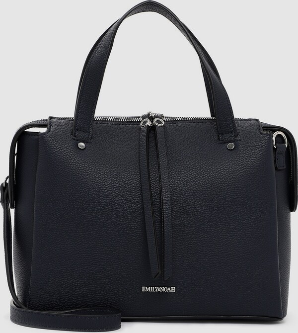 Eine Handtasche ist wie eine beste Freundin, sie lässt einen nie im Stich und man kann sich in jedem Fall auf sie verlassen. Die Bowlingbag Eileen kommt in Kunstleder mit längenverstellbarem, abnehmbarem Umhängeriemen und sieht einfach gut aus. Ein unverzichtbares Accessoire für jede Lebenslage - die Bowlingbag Eileen. Es ist so einfach, immer perfekt ausgerüstet zu sein. Gefertigt aus Kunstleder ist das Modell, das sich mit einem Reißverschluss verschließen lässt. Durch das Material ist es schön leicht und angenehm im Griff. Ein optisches Highlight ist die Bowlingbag mit Echtleder-Optik und dem Uni-Design. EMILY & NOAH - für modebewusste Frauen, die wissen, was Ihnen gefällt. Mit dem Accessoire von EMILY & NOAH wird ein individueller Stil kreiert. Kombiniert mit einem schicken Hosenanzug, einem Kleid oder einer angesagten Bluse zeigen die Produkte des Labels wahre Persönlichkeit. Ein eher festes Material sorgt bei Eileen dafür, dass wichtige Dinge keine Knicke bekommen. Ein Emblem schmückt optisch und hebt das ausgefallene Design dieses neuen Favorites hervor. Mit einem angenehmen Umhängeriemen und den zwei Tragegriffen wird das neue Lieblingsstück lässig über der Schulter getragen. Mit der mittelgroßen Bowlingbag lassen sich Haustürschlüssel, Portemonnaie, Smartphone und Co. problemlos transportieren.