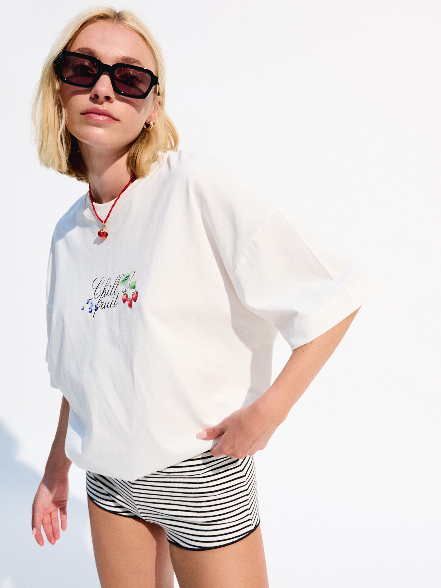 Bershka Póló  zöld / piros / fekete / fehér termék 2. képe