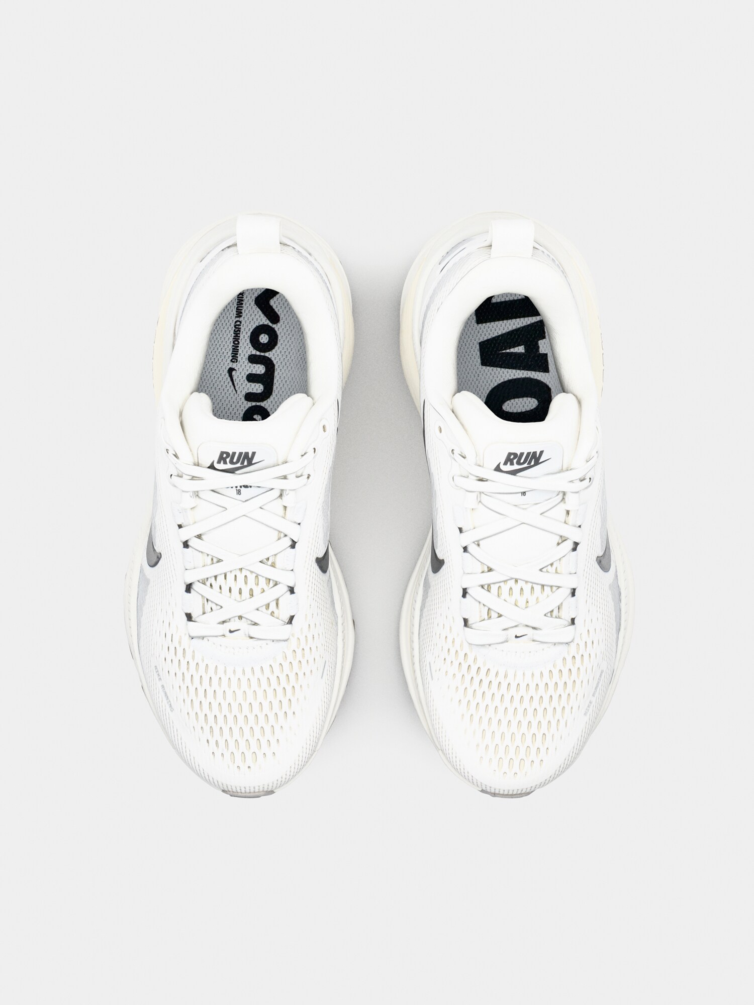 NIKE Zapatillas de running 'VOMERO 18'  negro / blanco – imagen 3
