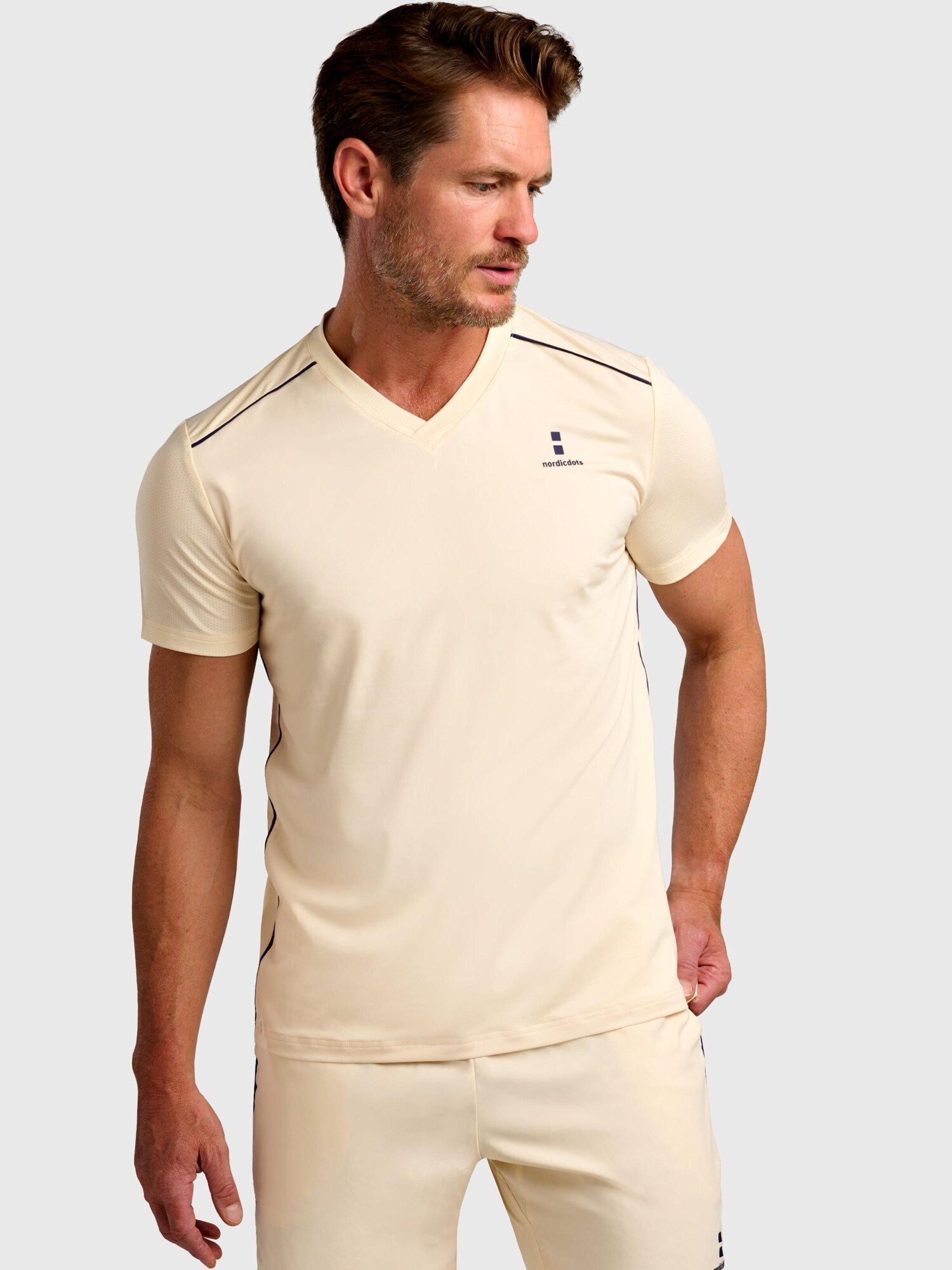 nordicdots Camiseta funcional 'Performance V-Tee' amarillo claro
