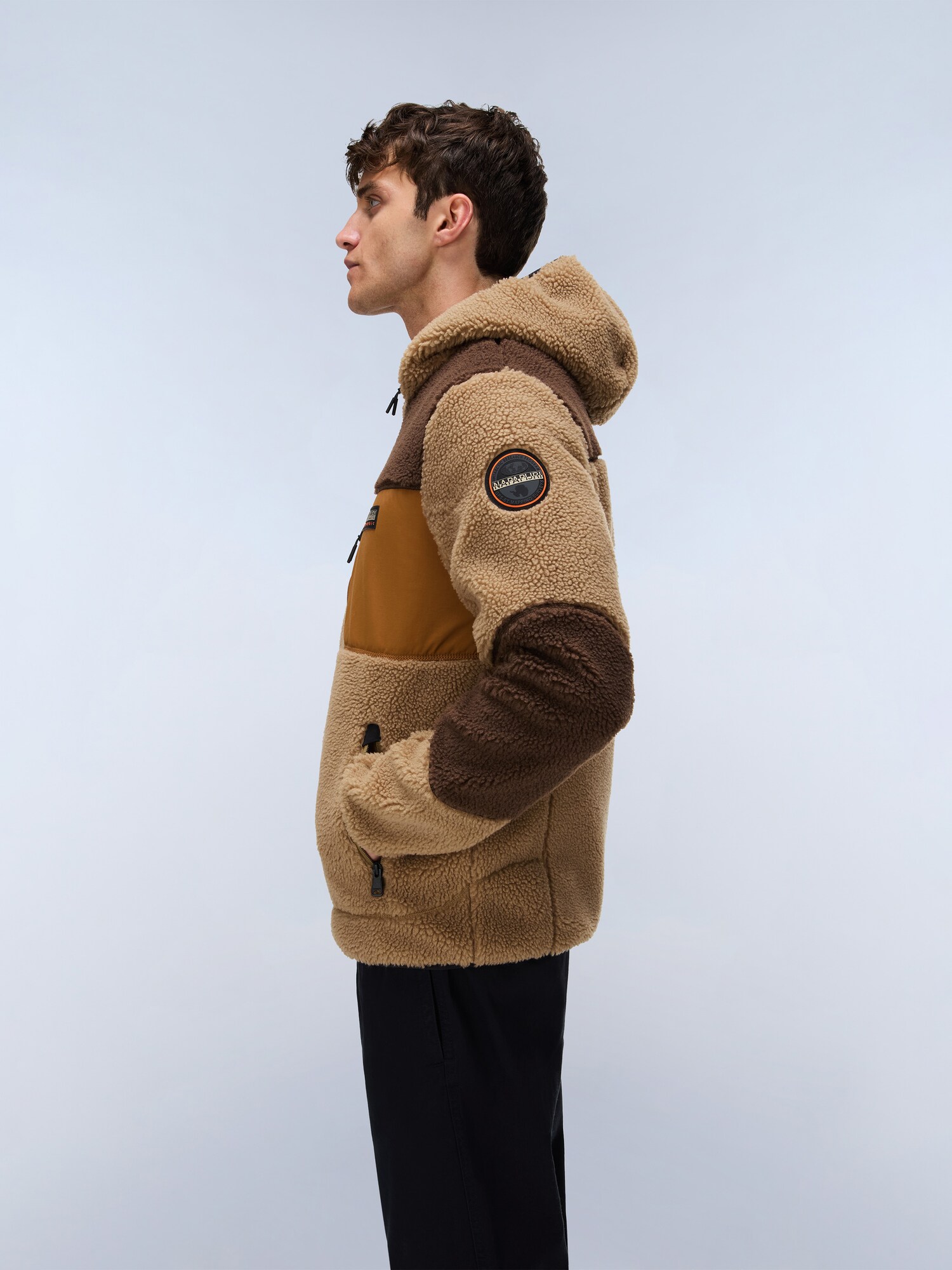 NAPAPIJRI Chaqueta polar 'YUPIK'  cognac / brocado / negro – imagen 4