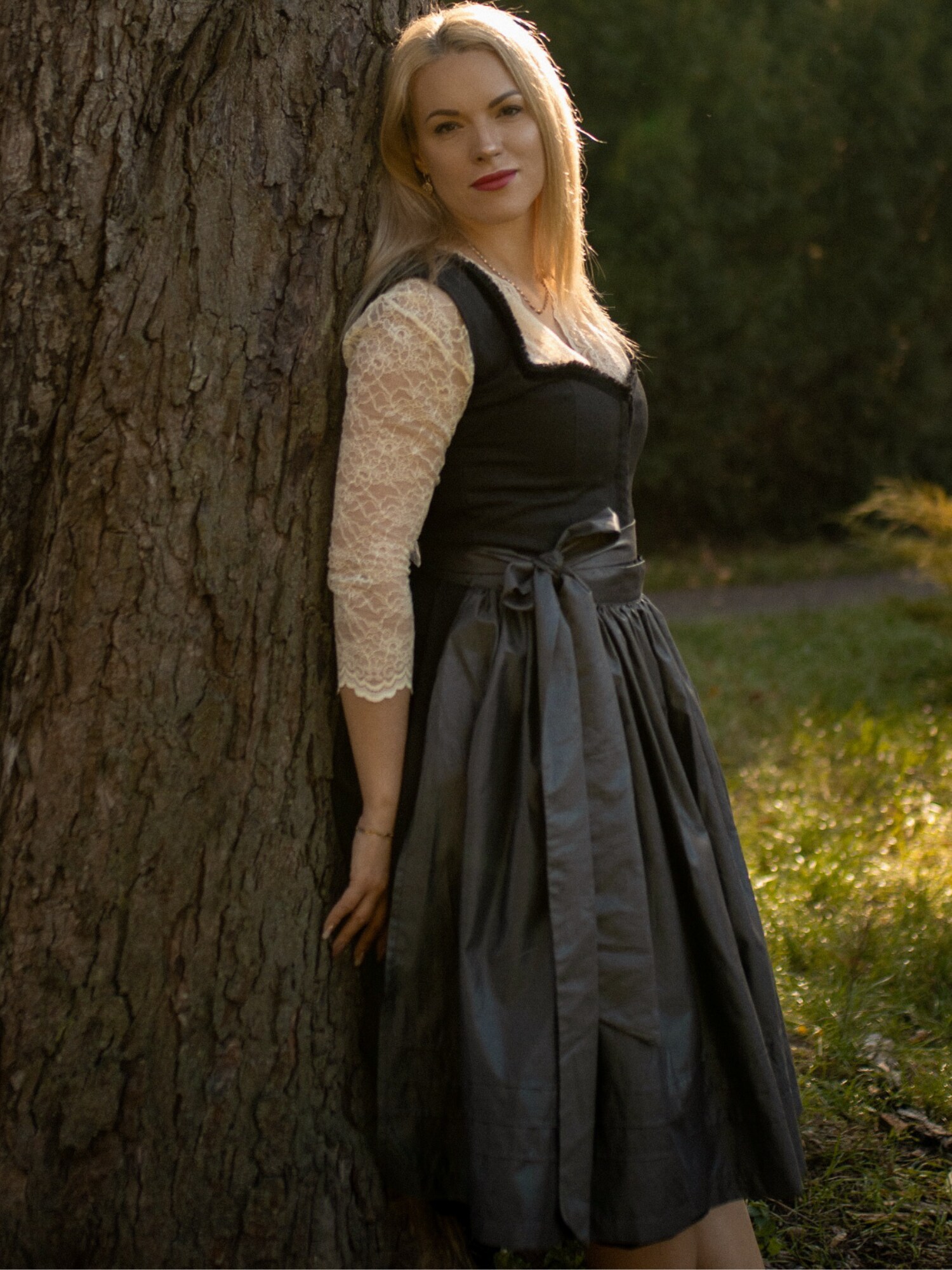 Thumbnail - INNA.Trachten Dirndl Schwarze Rose
