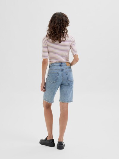 Ein zeitloser Klassiker, der einfach nur cool ist. Jeansshorts dürfen in deiner Garderobe nicht fehlen, denn auf dieses Basic kannst du immer wieder zurückgreifen, wenn es warm wird. Der hellblaue Denim verleiht deinem Outfit einen kultigen Look und der Slim Fit dieser Shorts schmeichelt deiner Figur und wirkt trotzdem lässig. Für einen schlichten, aber dennoch stylishen Sommerlook empfehlen wir dir dazu ein lässiges T-Shirt, Sandalen mit Chunky-Sohle und eine Cateye-Sonnenbrille mit Vintage-Flair.
- Gürtelschlaufen
- Verschluss mit Nietenknopf
- Hosenschlitz mit verdecktem Reißverschluss
- 5-Pocket-Design
- Metallverzierungen
- Hellblaue Waschung
- Slim Fit