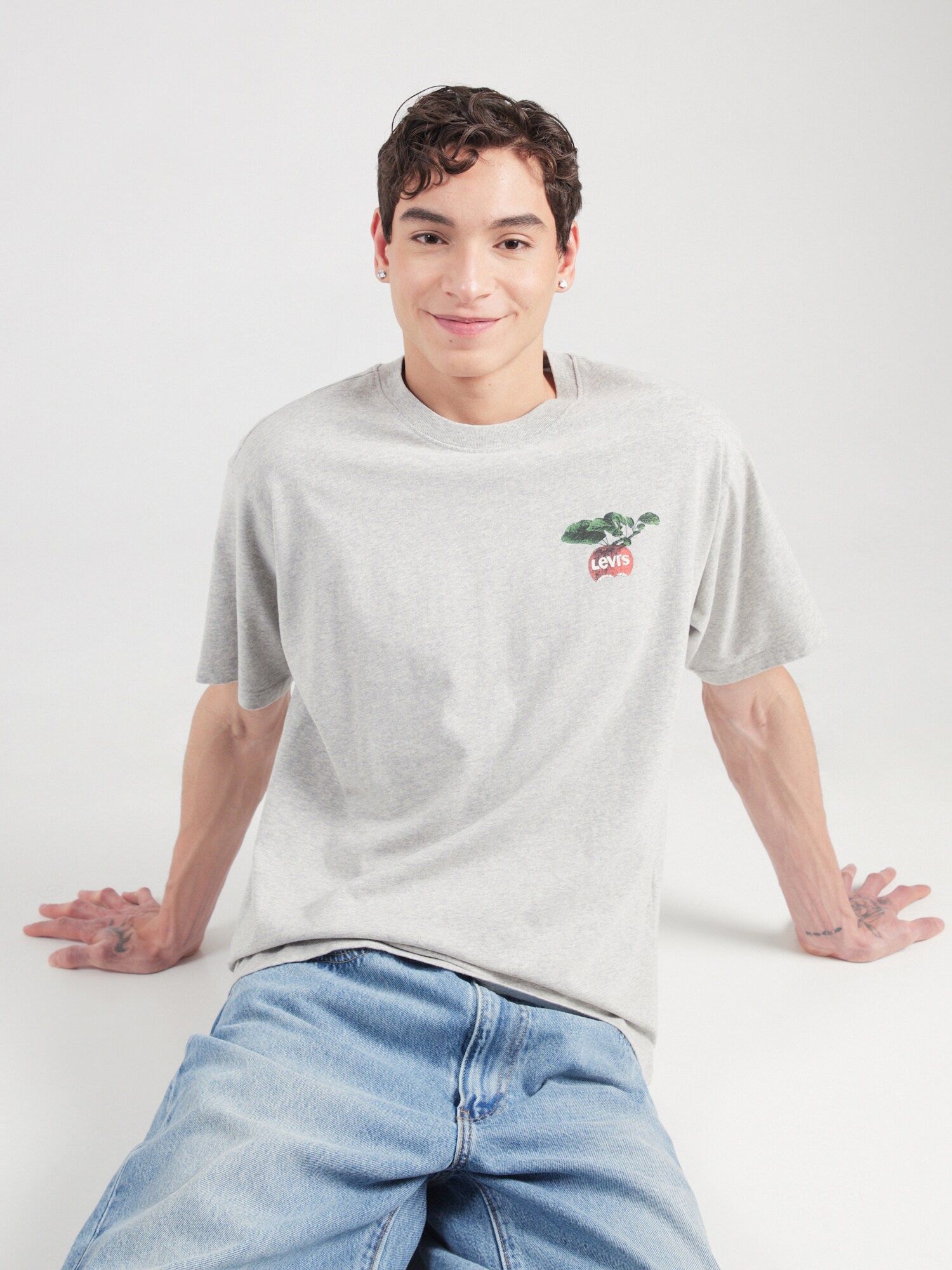 LEVI'S ® Tričko 'Vintage Fit Graphic Tee' sivá / zelená / červená / biela (obrázok 5)