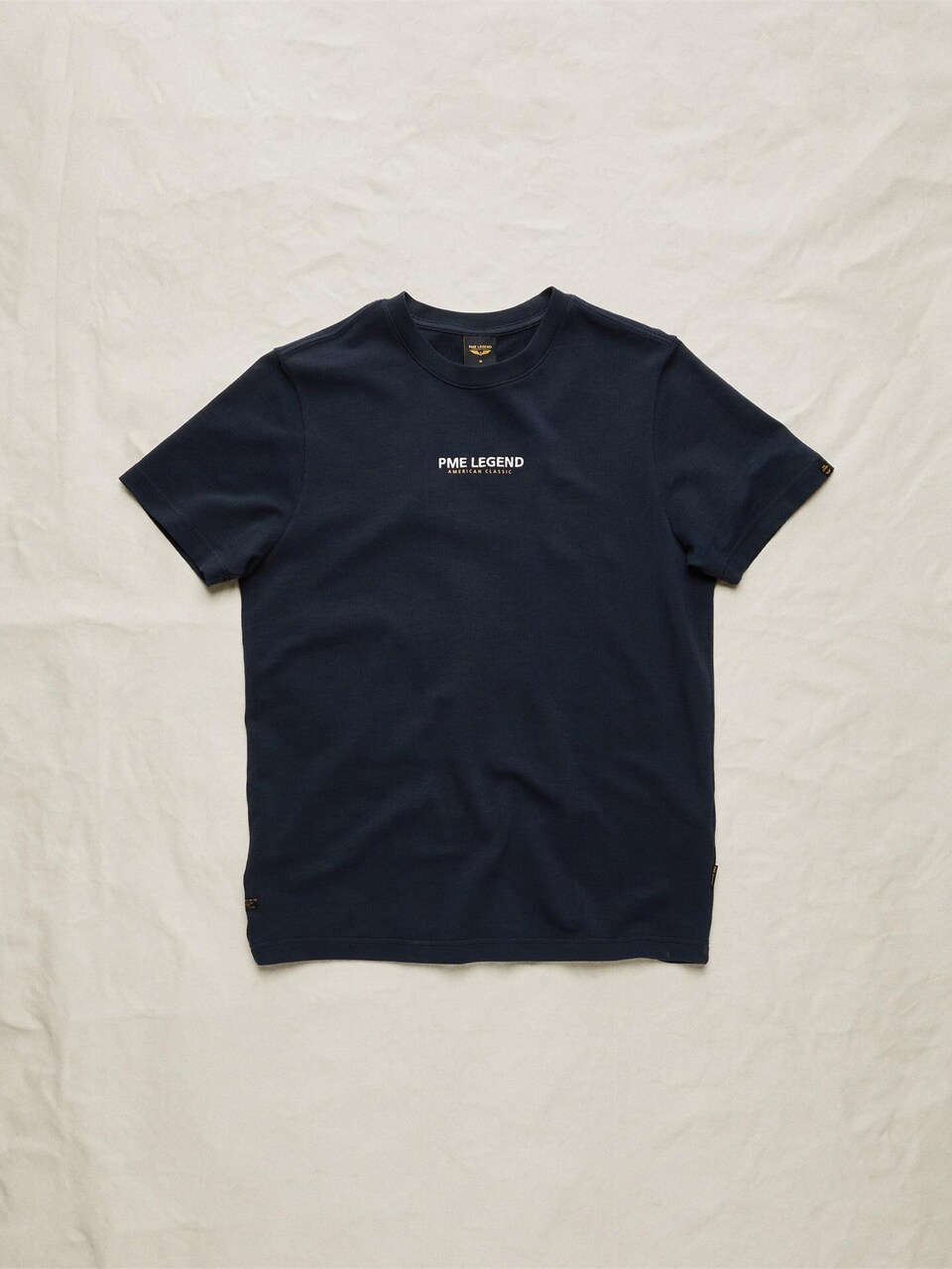 T-shirt 'T-shirt with small artwork and waffle texture'