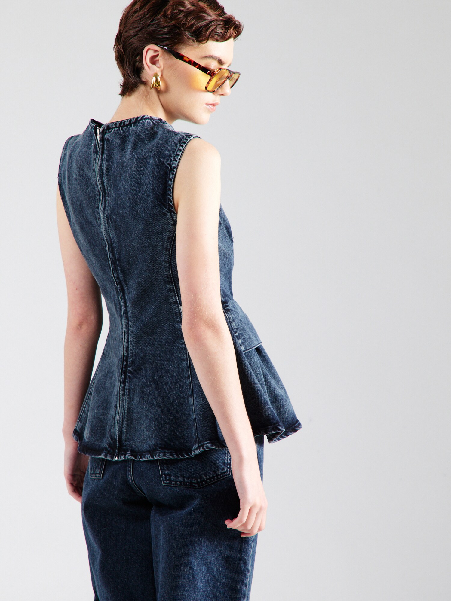 Thumbnail - REMAIN Top