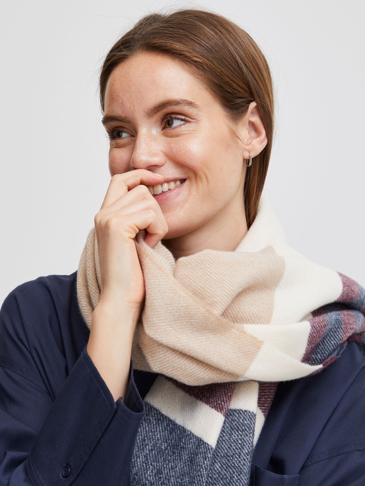 Thumbnail - b.young schal Vikke