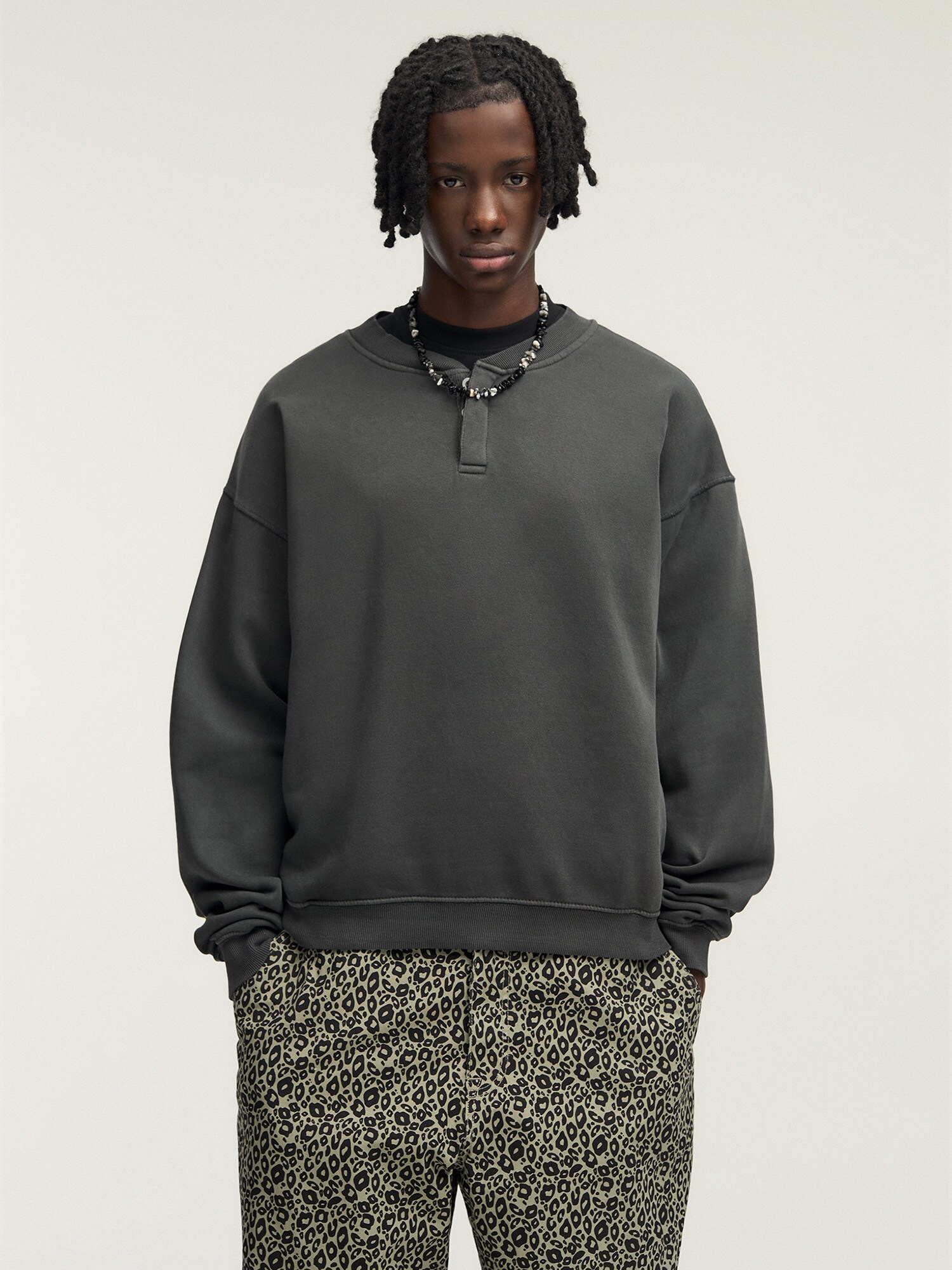 Pull&Bear Tréning póló  szürke / citromzöld / fekete termék 2. képe