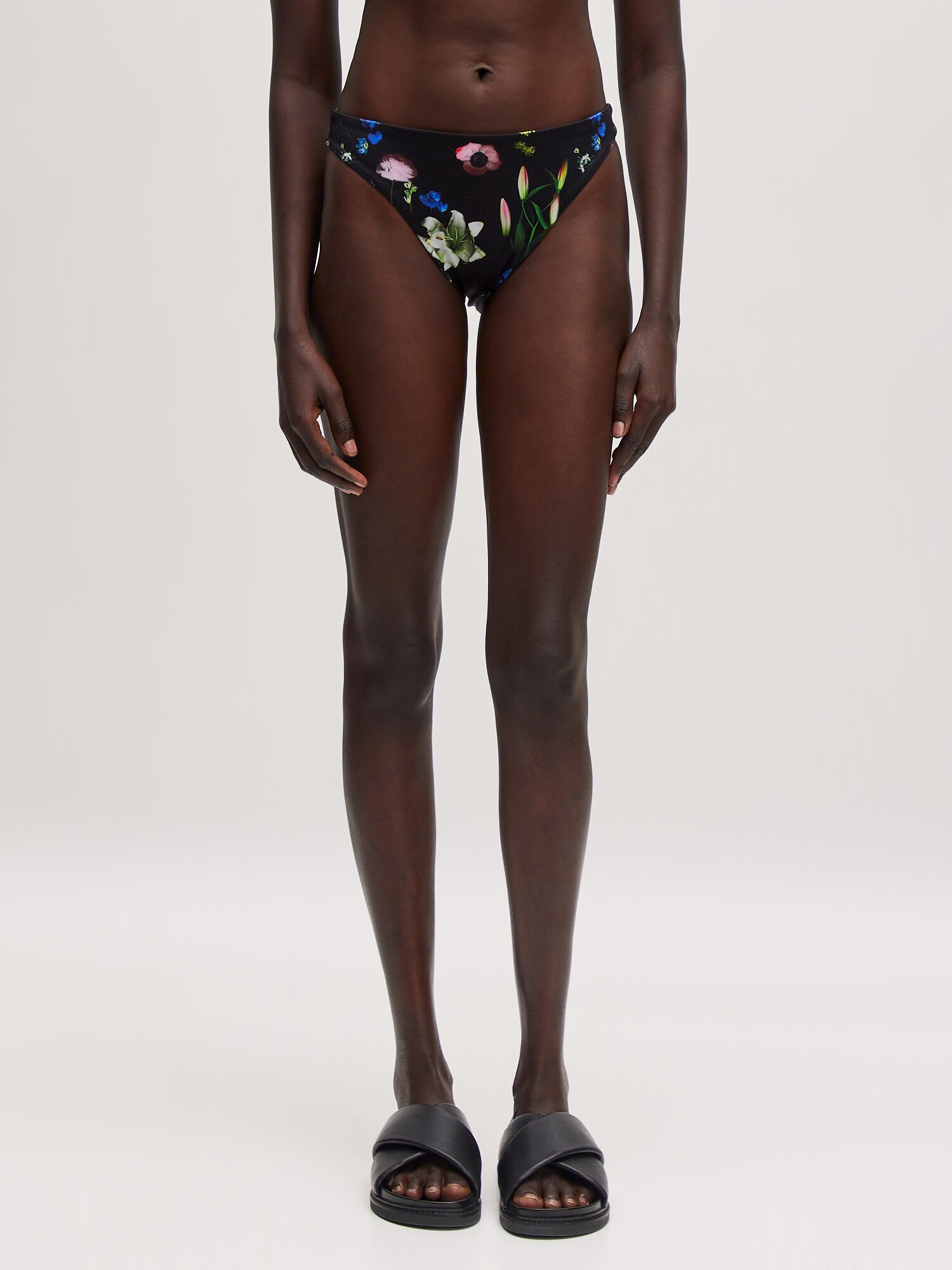 EDITED Bikini nadrágok 'Ike'  fekete termék 2. képe