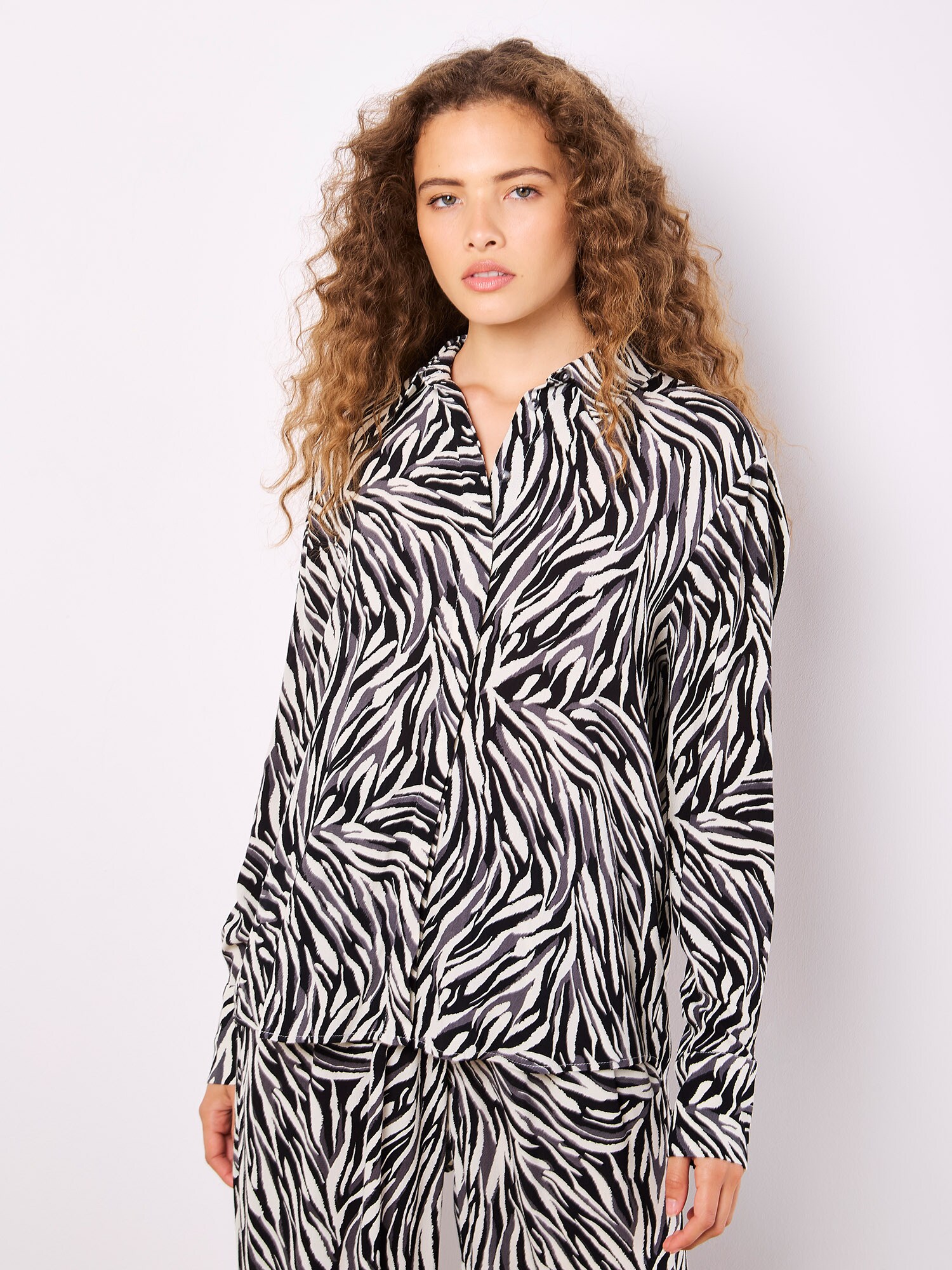 Thumbnail - Apricot Zebra Print High-Low Shirt