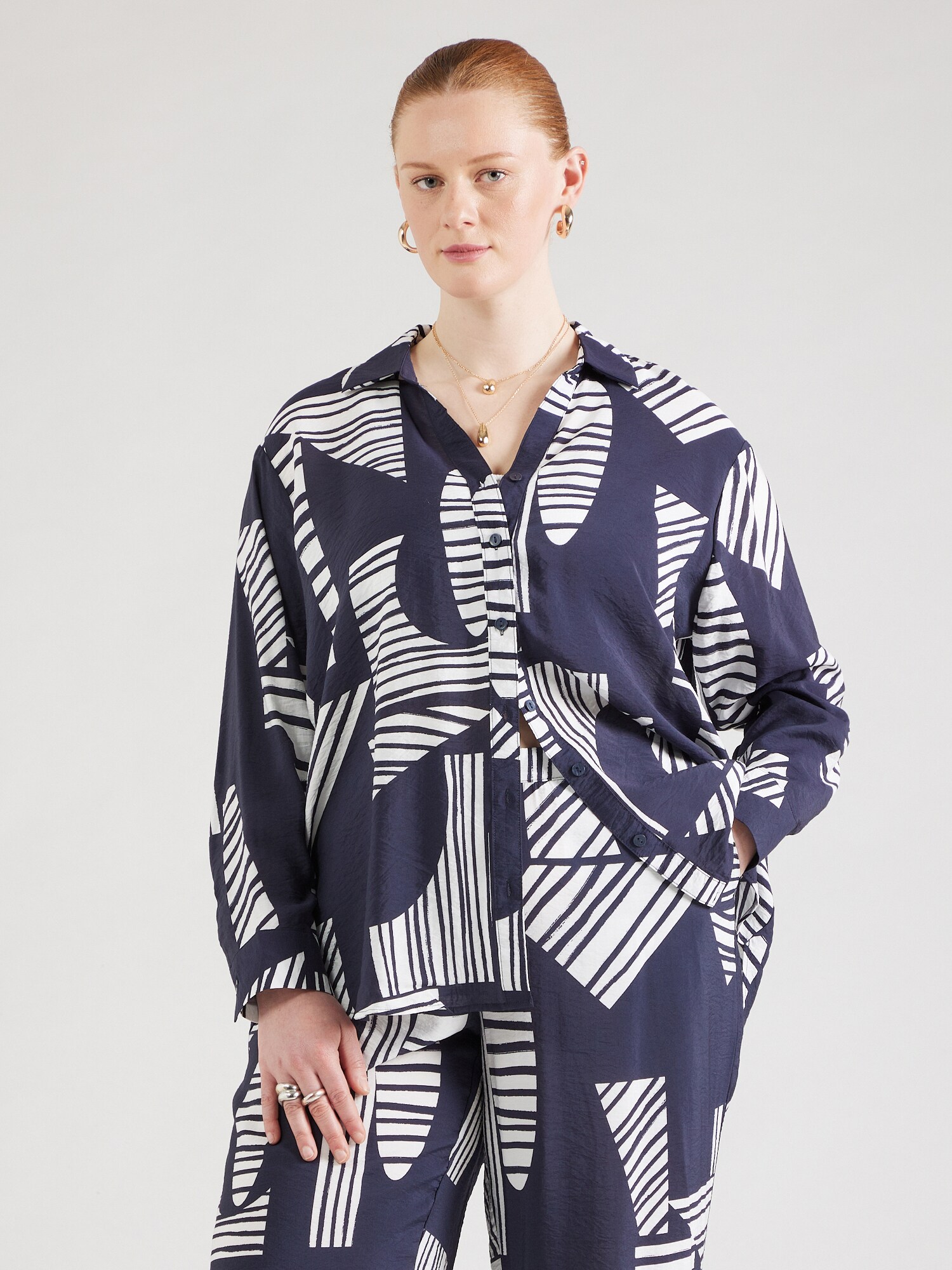 Vero Moda Curve Blúz 'VMCJOSIE'  tengerészkék / fehér termék 2. képe