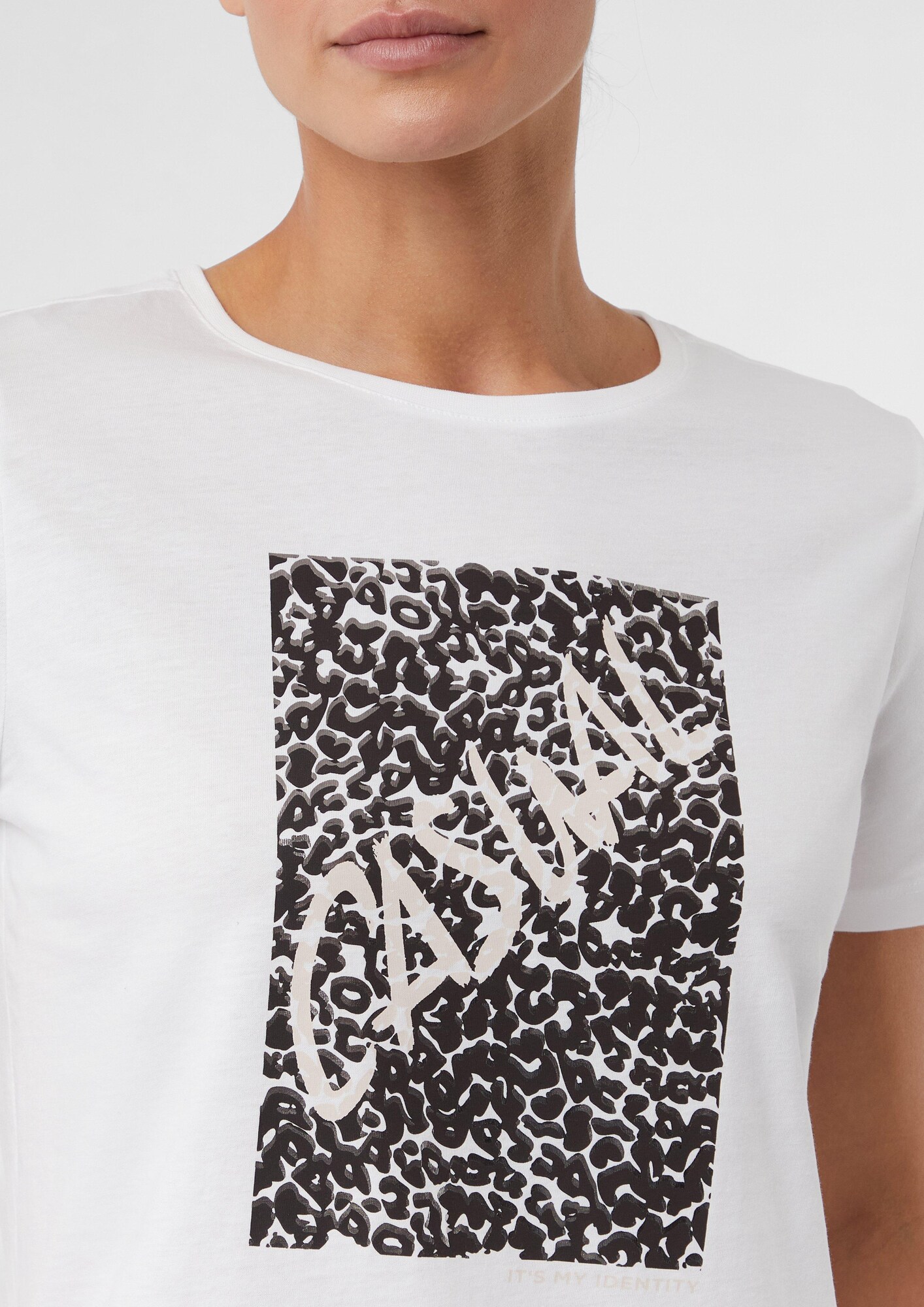 Thumbnail - comma casual identity T-Shirt
