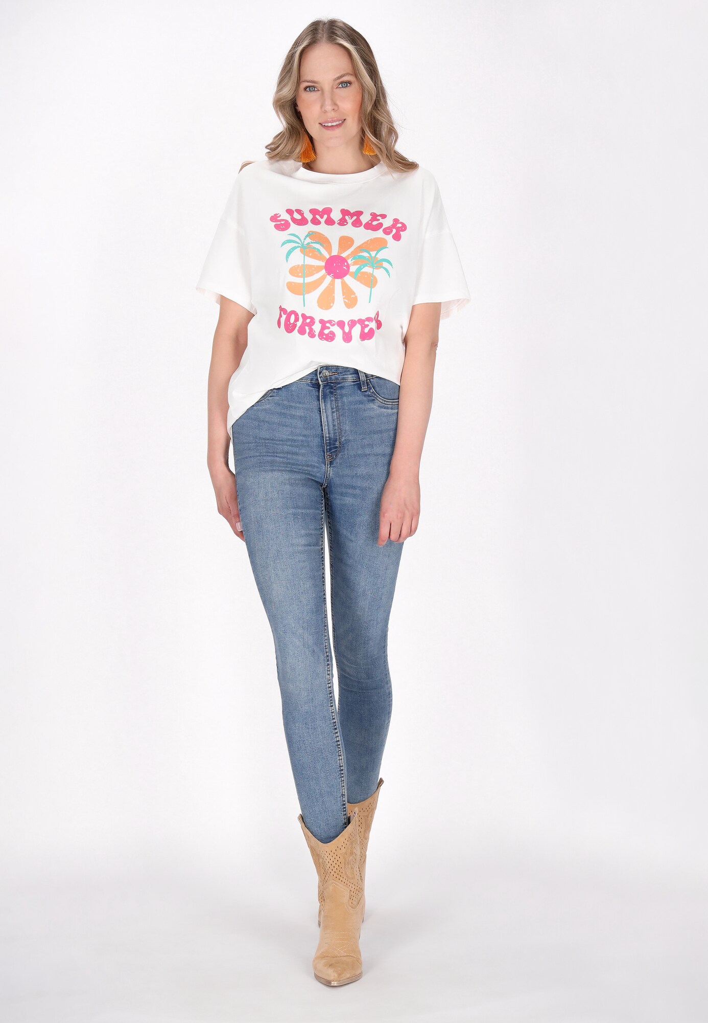 Thumbnail - usha FESTIVAL T-Shirt Fashion Look