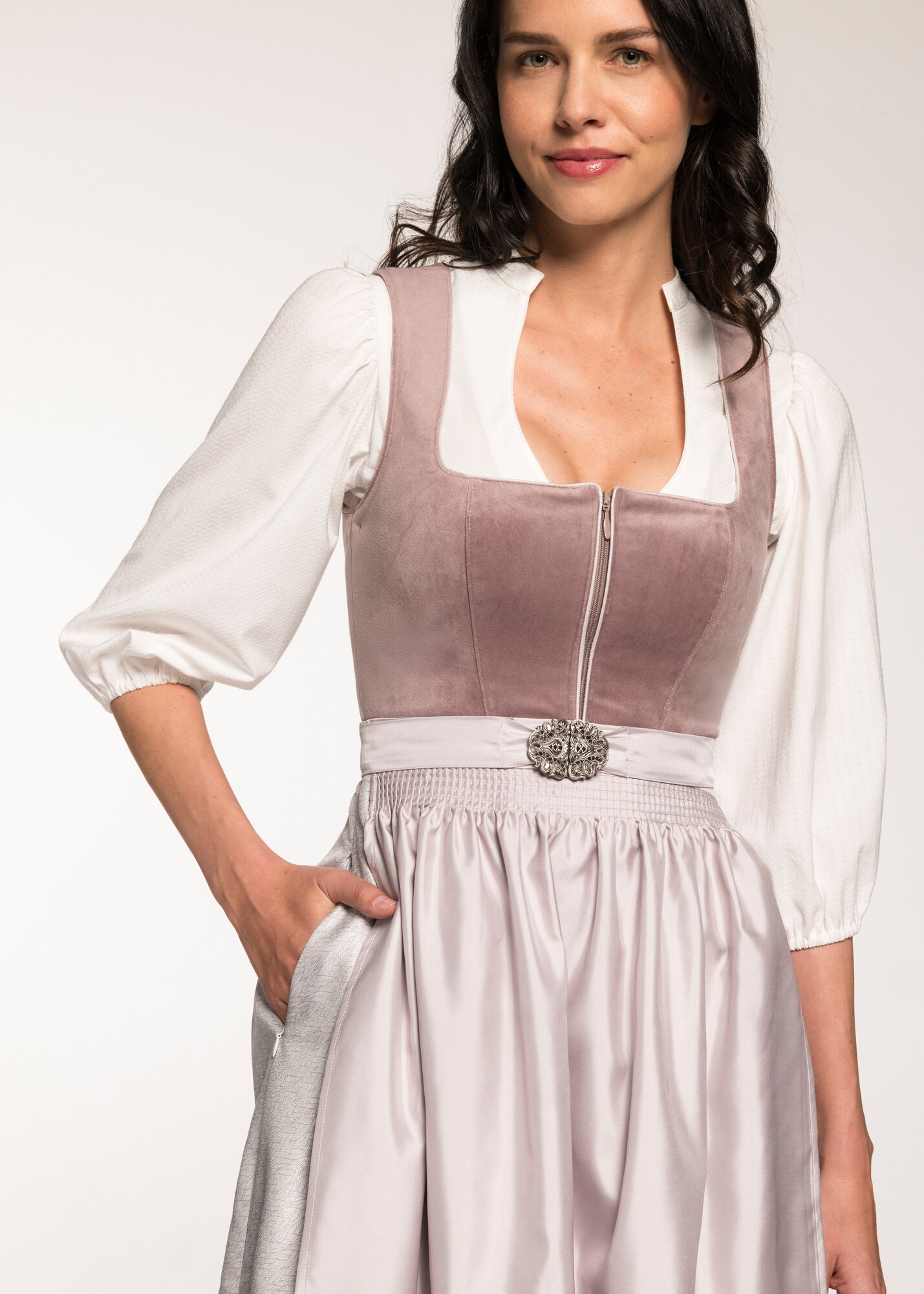 Thumbnail - Dirndl in Midilänge und Samt