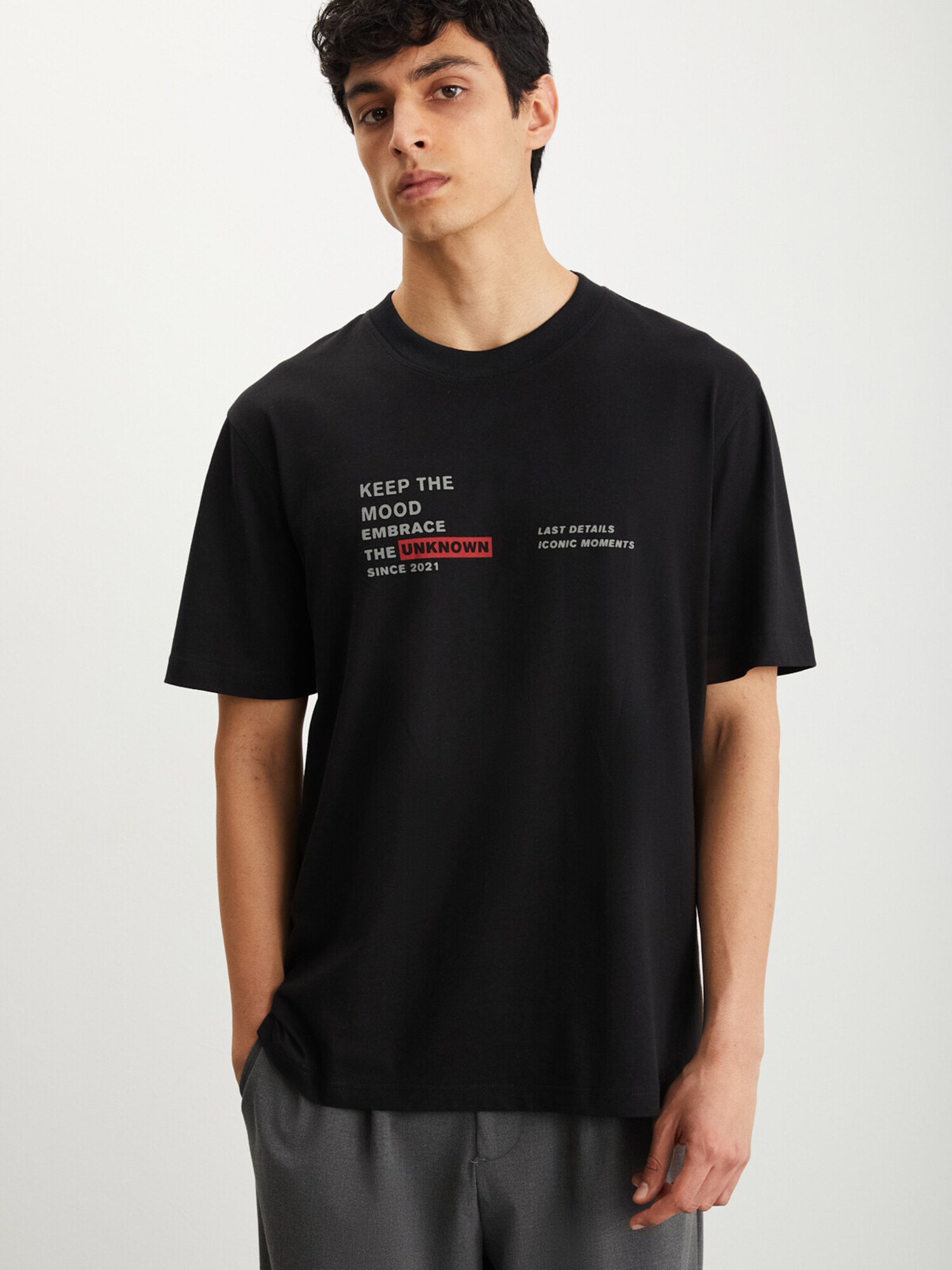 Grimelange Tricou  gri taupe / roșu intens / negru
