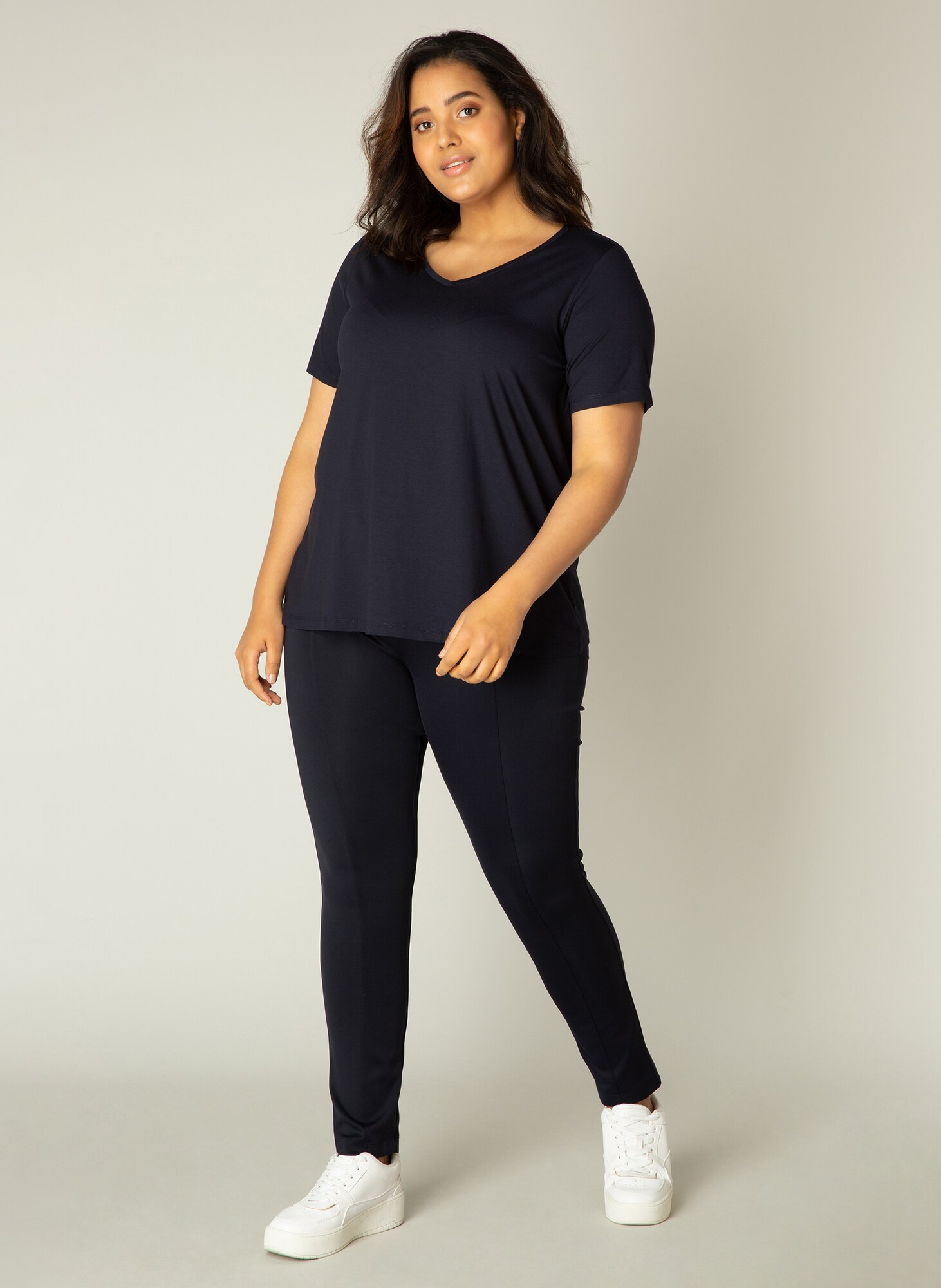 Thumbnail - BASE LEVEL CURVY T-Shirt Alba
