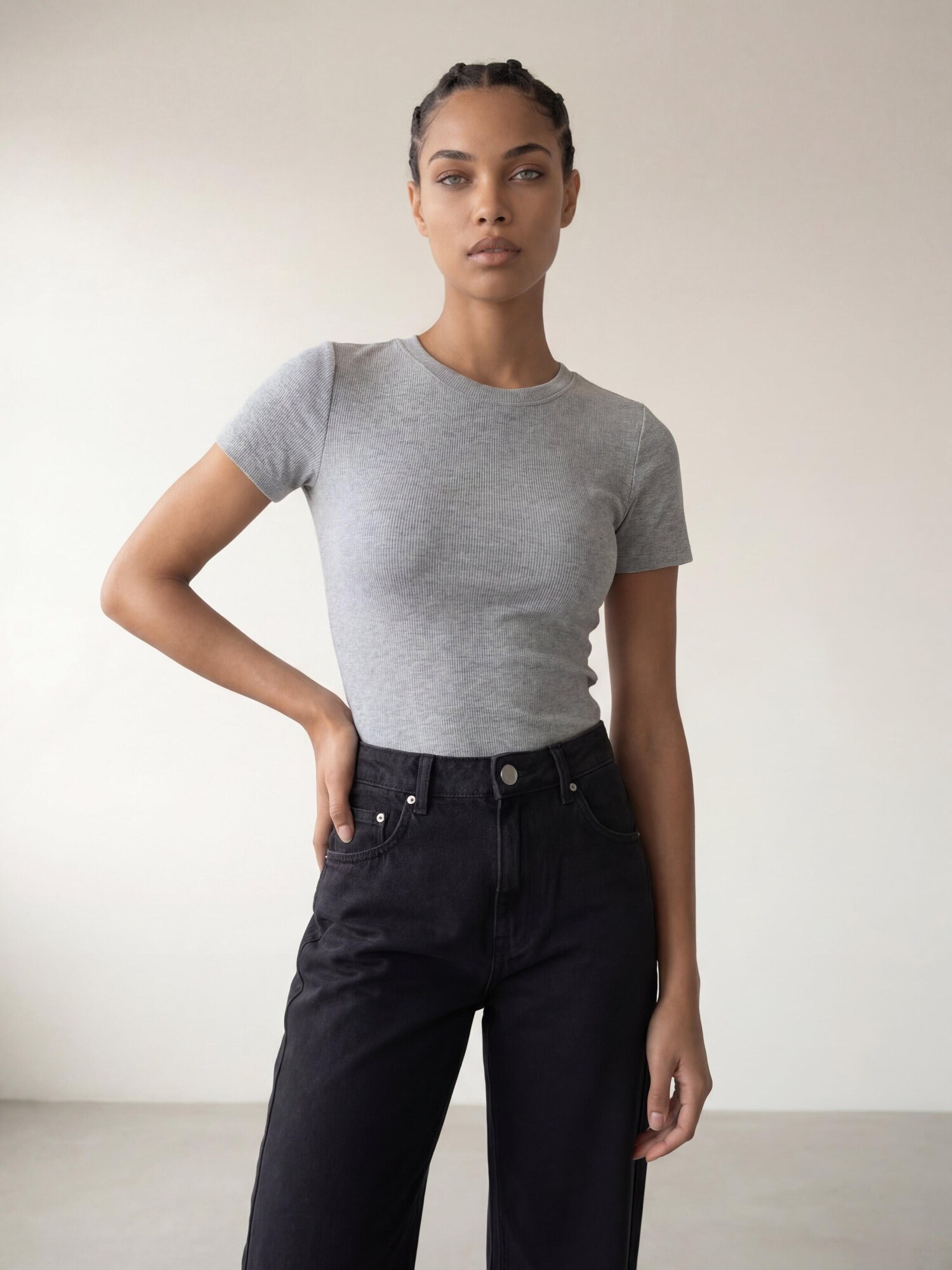 ARMIE Majica 'The Petra Slim-Fit T-shirt - LGM' svijetlosiva