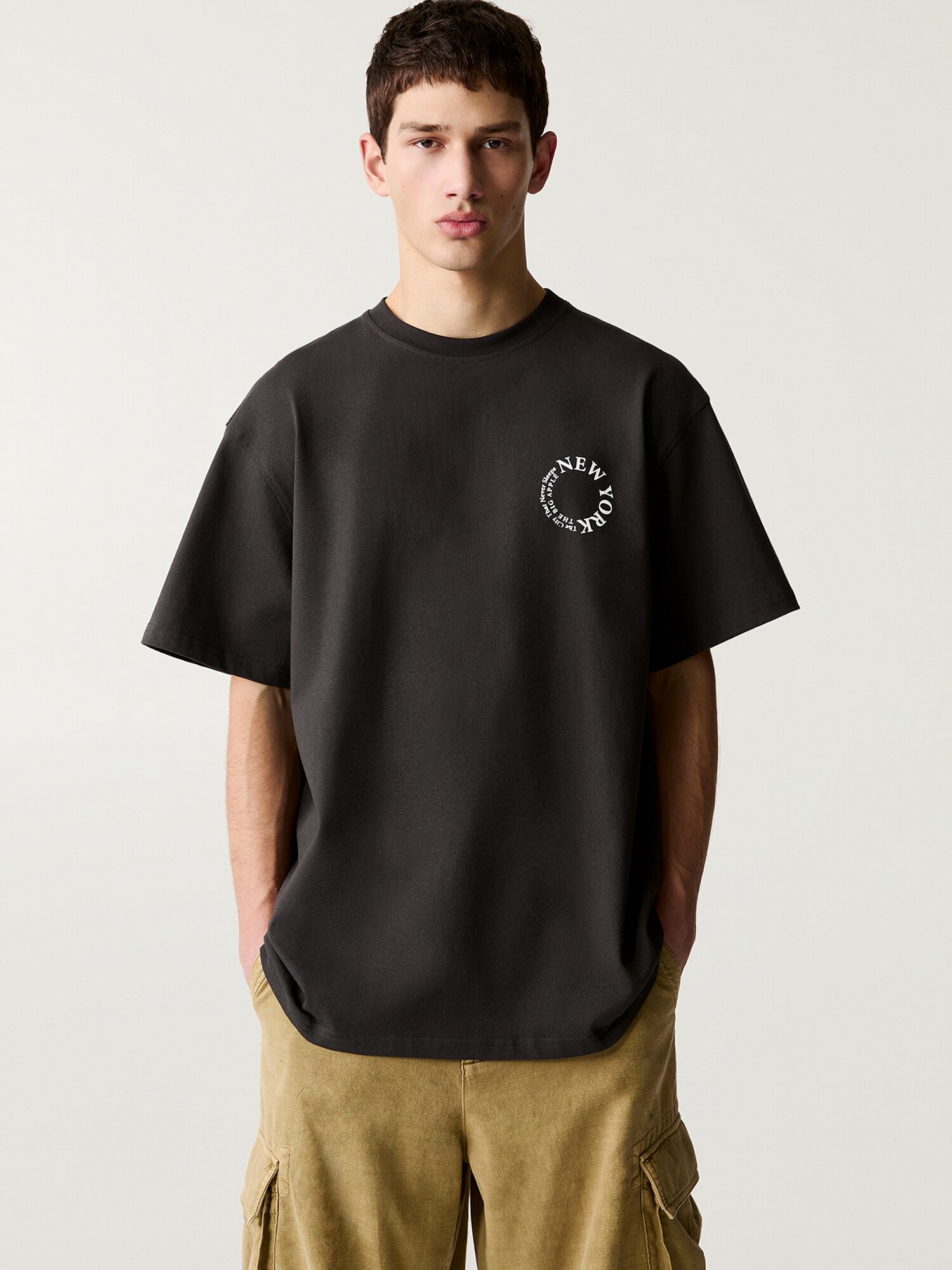 Pull&Bear Póló 'CAMISETA MC CITY MC NEW YORK'  fekete / fehér termék 2. képe
