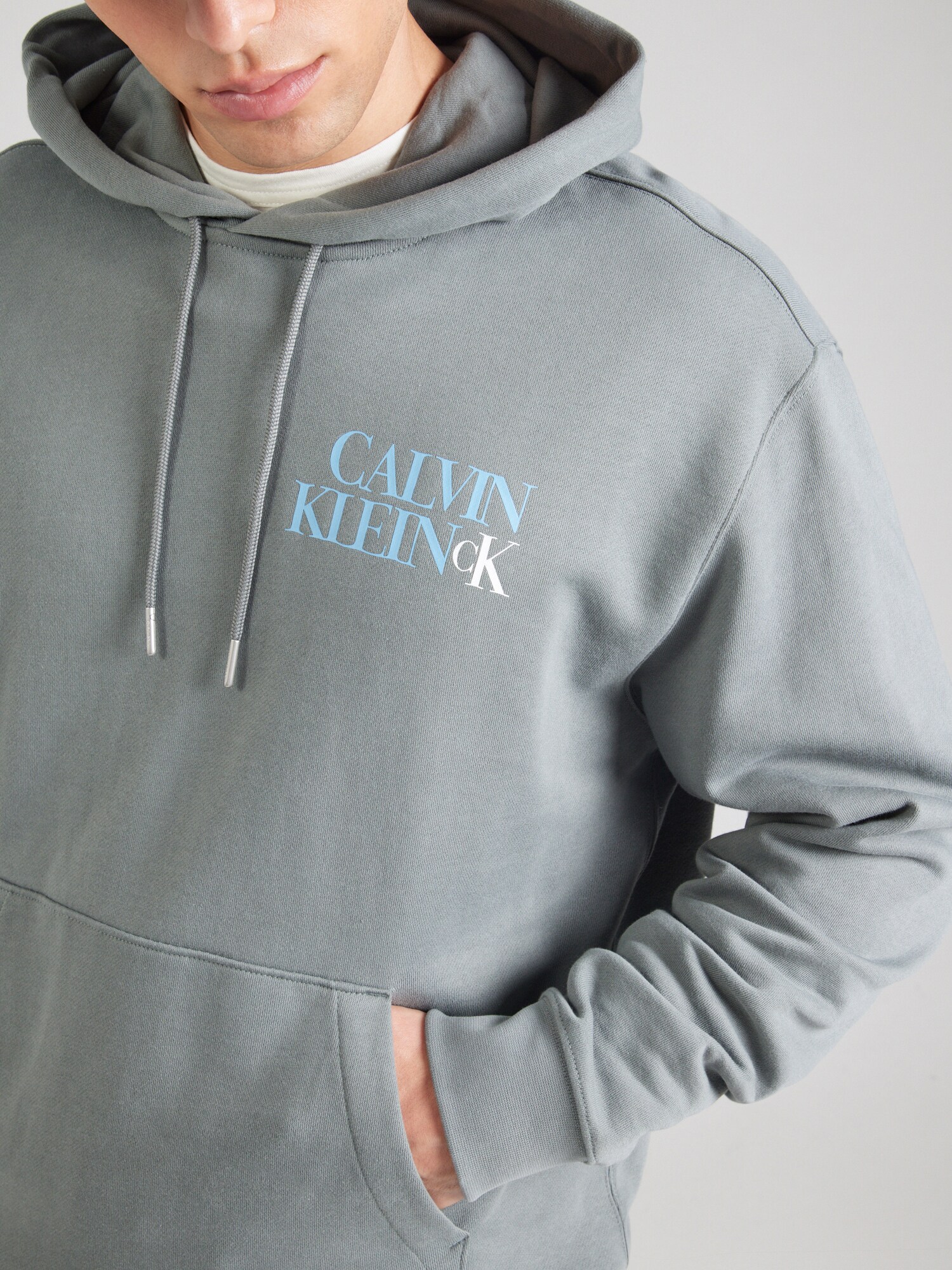 Calvin Klein Jeans Mikina pastelovo modrá / sivá / biela (obrázok 5)