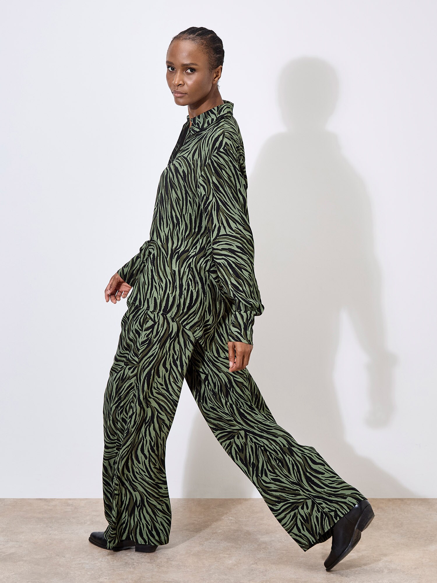 Thumbnail - Zebra Print High-Low Shirt ' '
