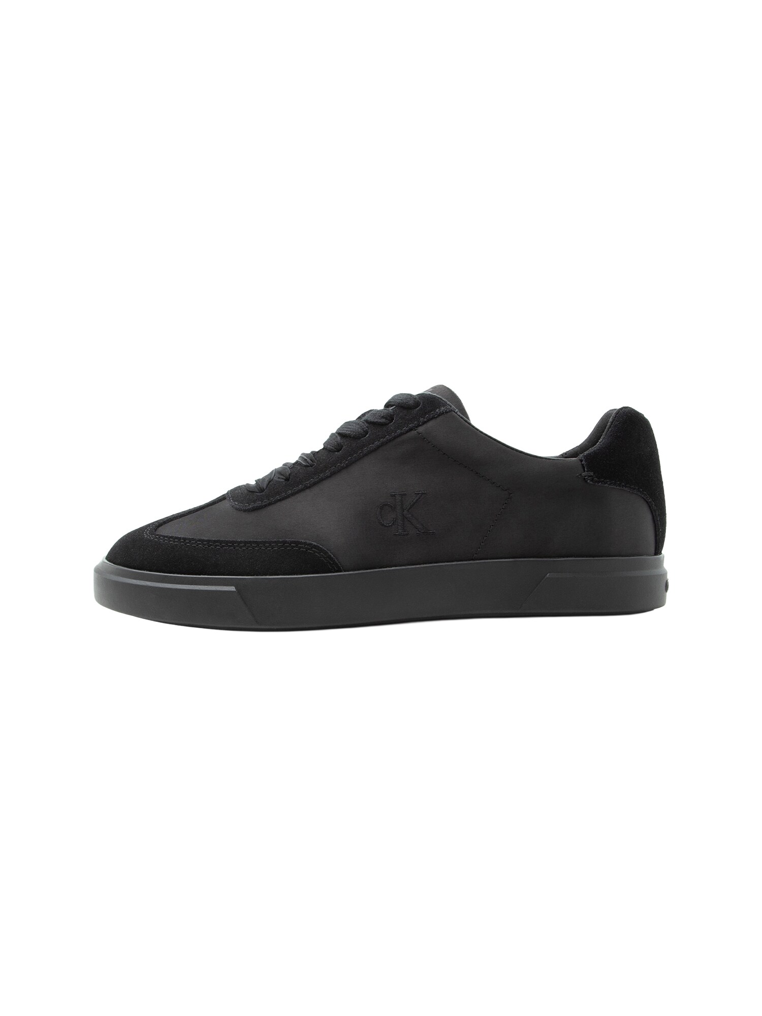 Calvin Klein aduce moderni pentru femei adidași