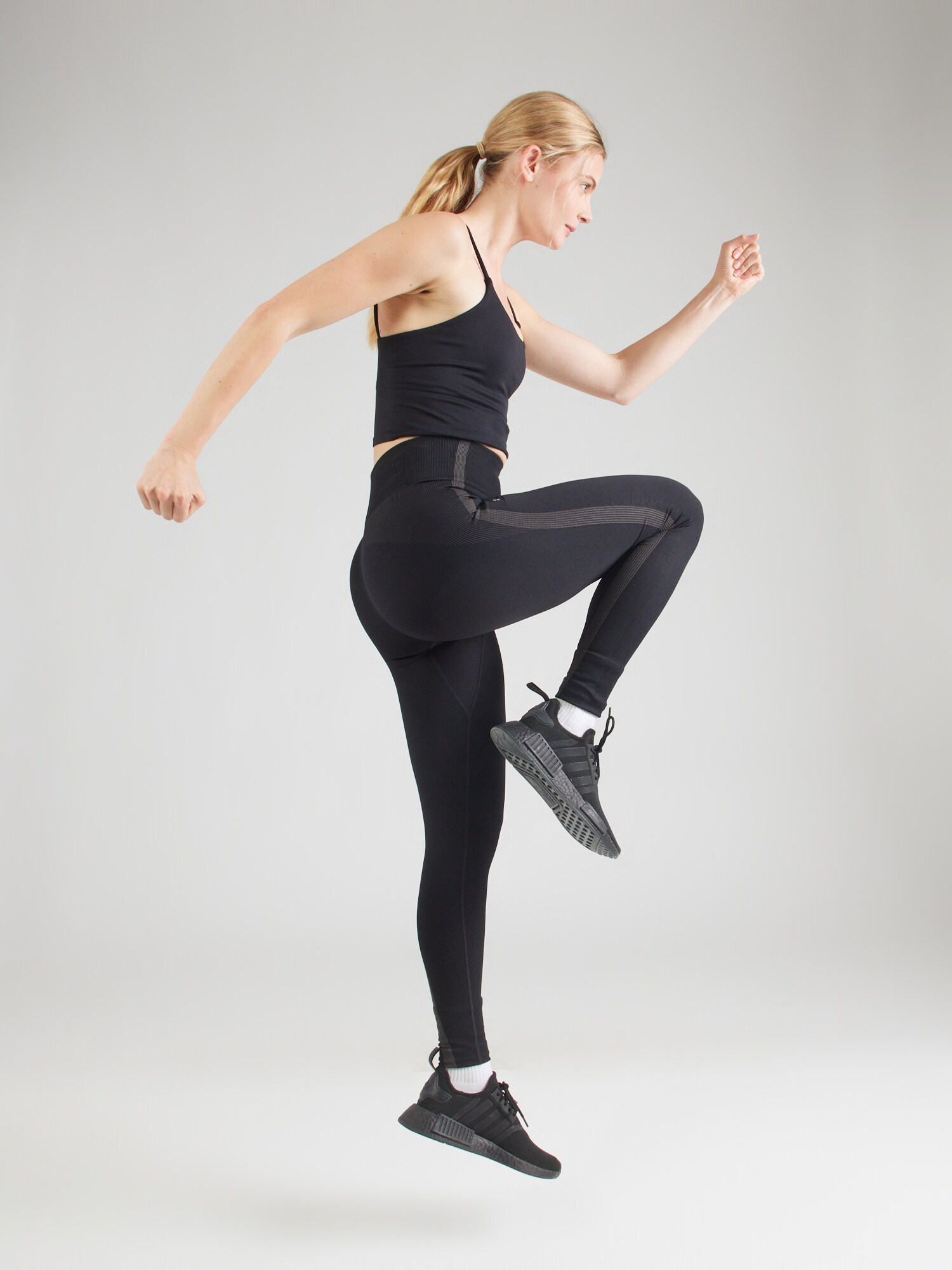 Thumbnail - On Leggings