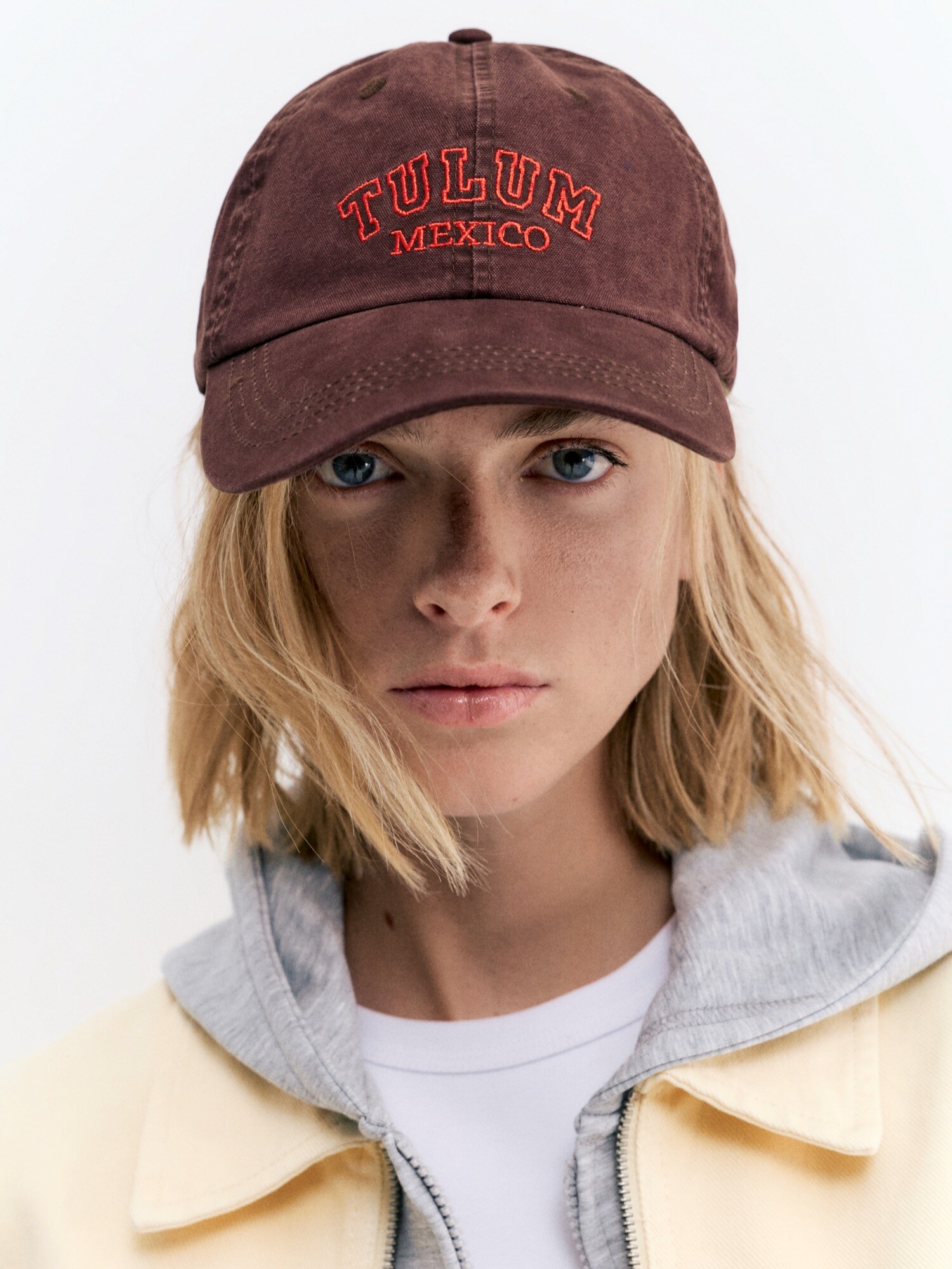Pull&Bear Čiapka 'TULUM MEXICO'  gaštanová / červená (obrázok 4)